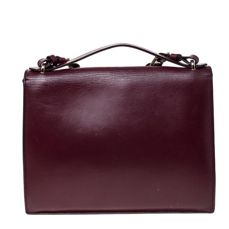 Simply sophisticated, this burgundy leather bag makes a signature statement. The luxurious leather lining of this lends an even surface. Presenting a rejuvenating design, this Salvatore Ferragamo accessory ideally complements your look. The Gancio