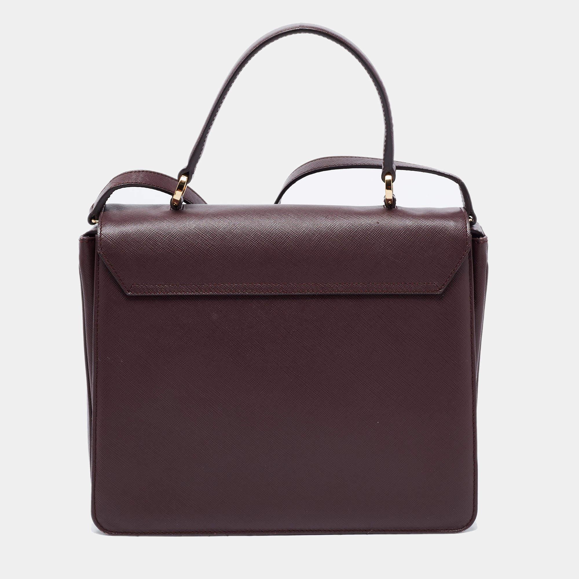 Imparting unparalleled elegance and sophistication, this designer bag is made from the finest material in a gorgeous hue. While the interior offers ample space, the top handle allows you to carry it with much style.


