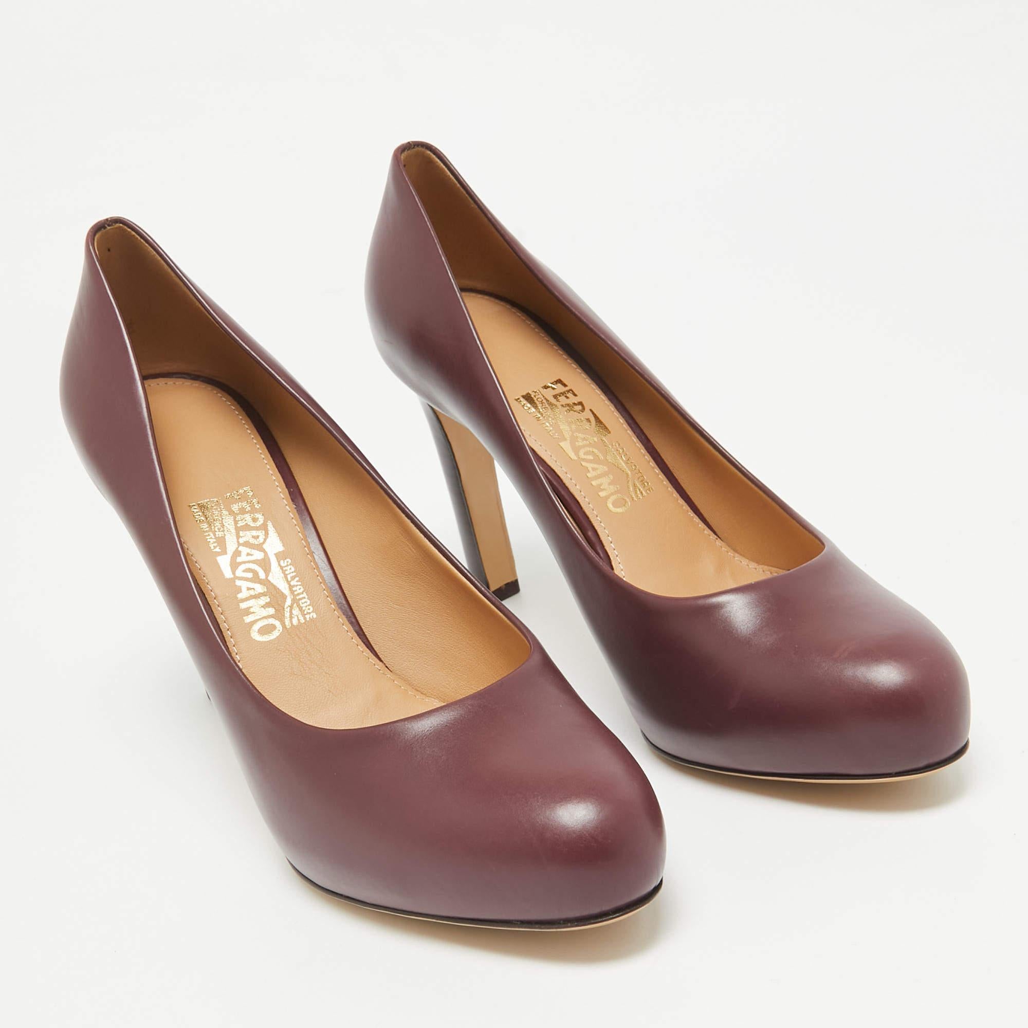 Salvatore Ferragamo Burgundy Leather Leo Block Heel Pumps Size 40.5 In New Condition For Sale In Dubai, Al Qouz 2