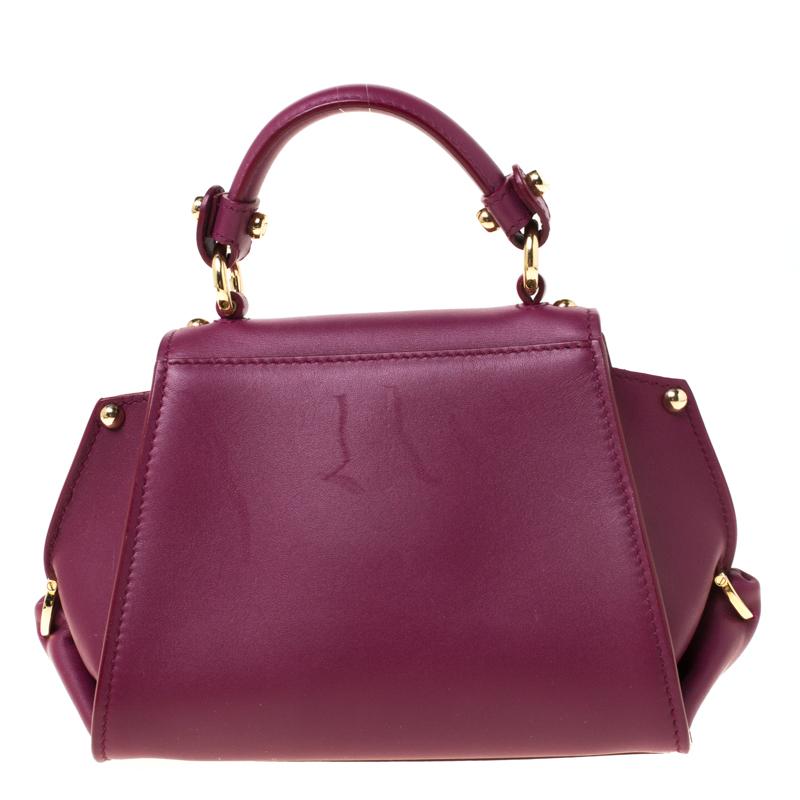 Carry this gorgeous Salvatore Ferragamo creation wherever you go and make people drool. Meticulously crafted from leather, this bag has been styled with a top handle, a removable shoulder strap and a fabric interior to hold all your