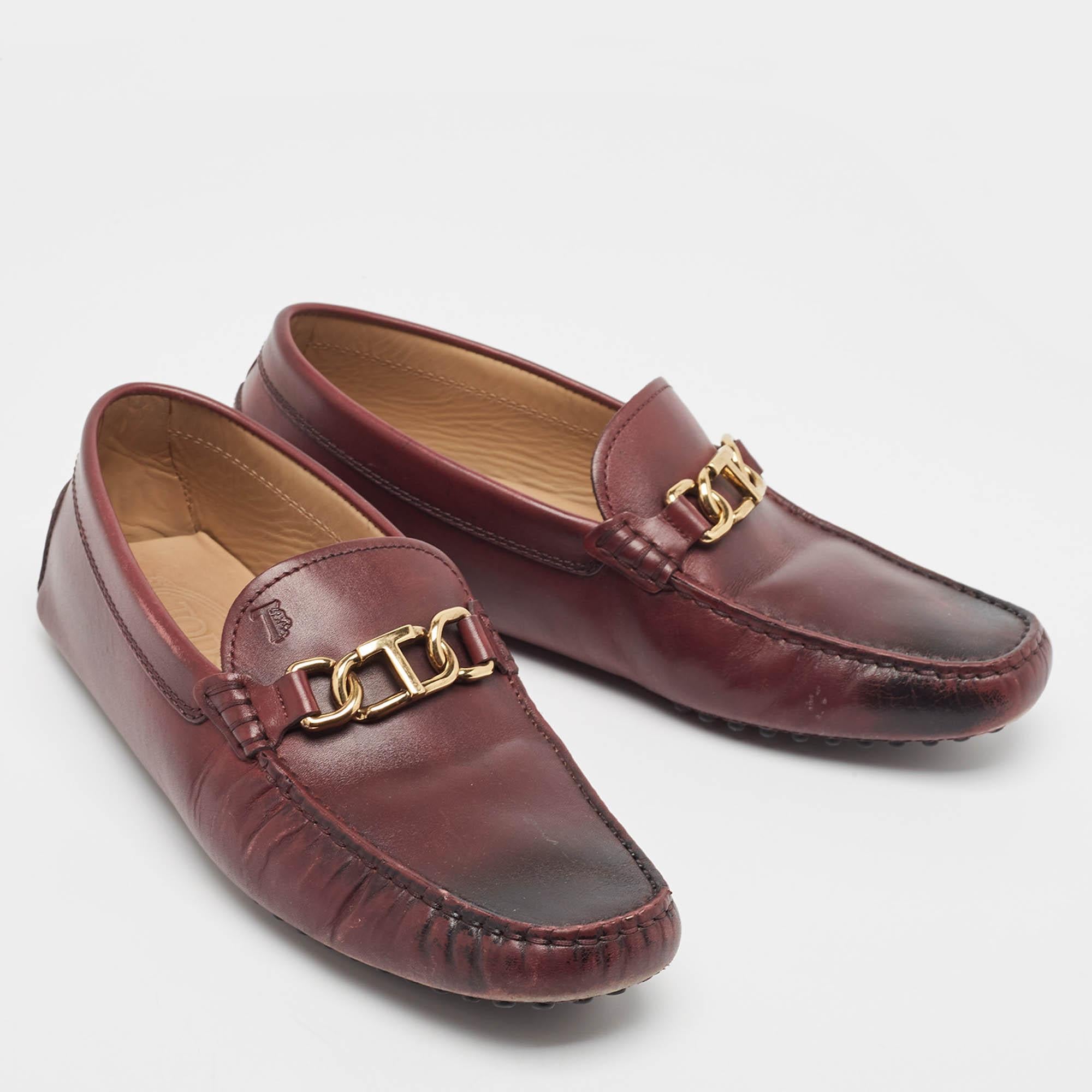 Salvatore Ferragamo Burgundy Leather Slip On Loafers Size 40.5 In Fair Condition For Sale In Dubai, Al Qouz 2