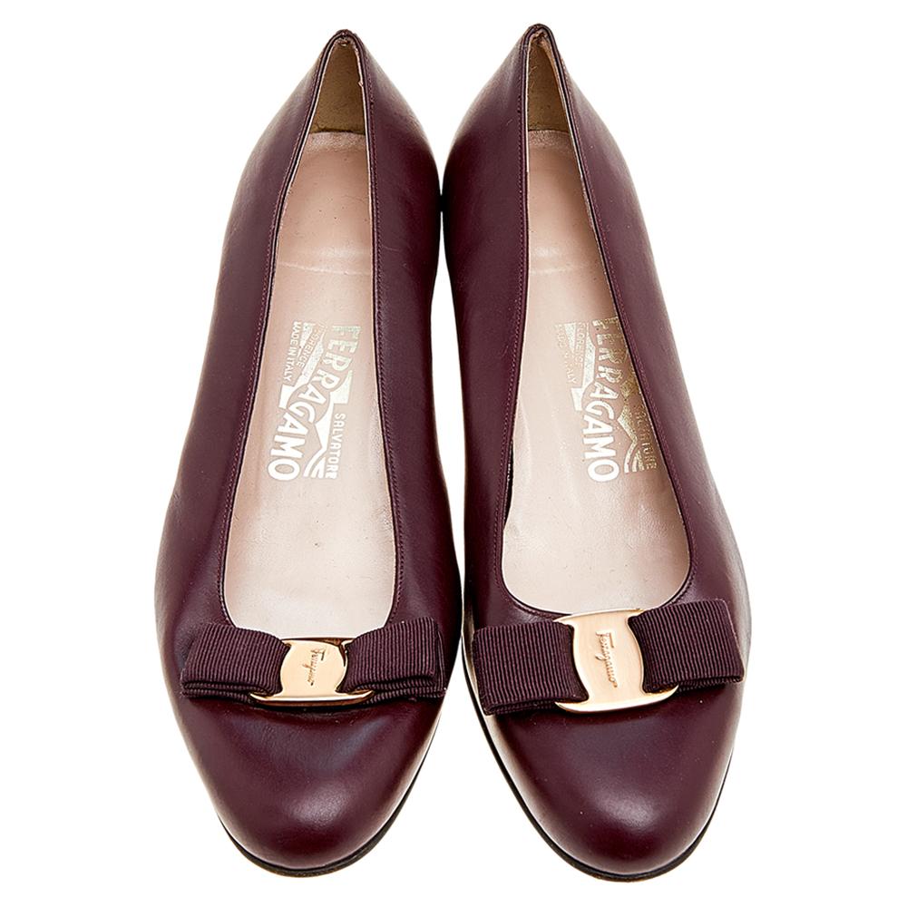 Salvatore Ferragamo's timeless aesthetic and stellar craftsmanship in shoemaking is evident in these versatile pumps. Crafted from burgundy leather, the round-toe silhouette is adorned with the iconic Vara bows and then raised on low block heels.

