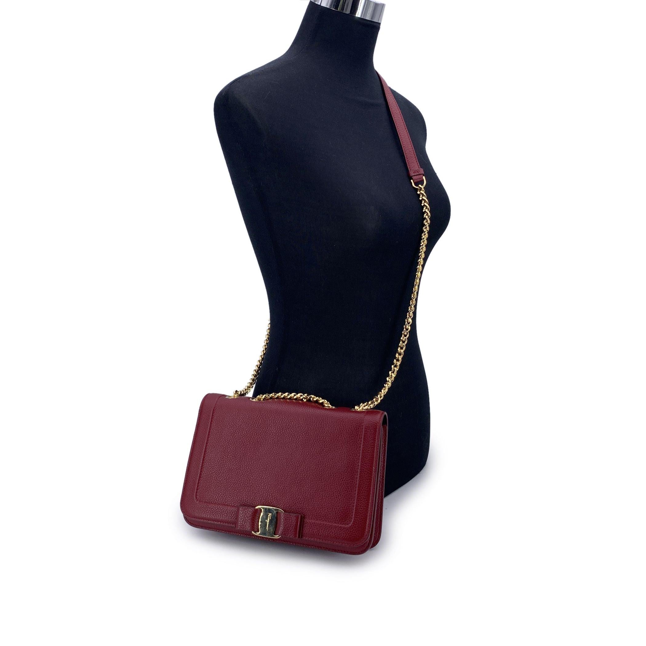 Este hermoso artículo vendrá con un Certificado de Autenticidad proporcionado por Entrupy. El certificado se entregará sin coste adicional Este precioso bolso Vara de Salvatore Ferragamo es una grácil mezcla de elegancia clásica y detalles modernos.