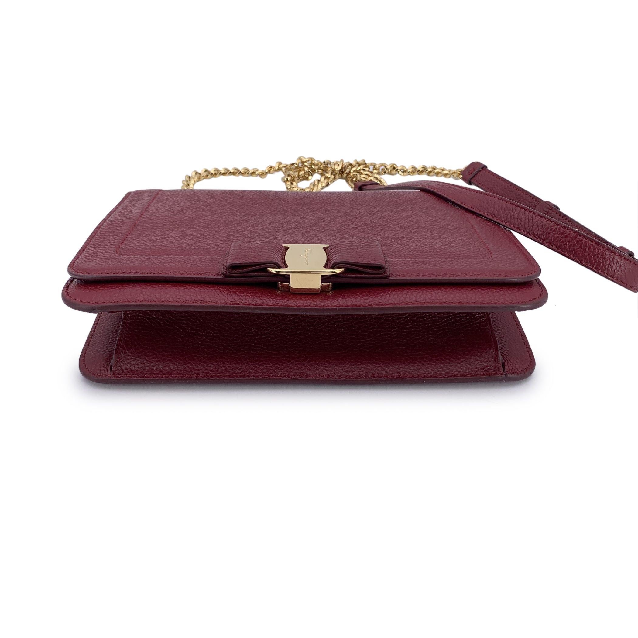 Salvatore Ferragamo Burgundy Leder Vara Bow Flap Umhängetasche (Schwarz) im Angebot