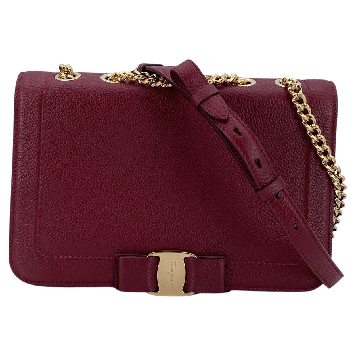 Salvatore Ferragamo Burgundy Leder Vara Bow Flap Umhängetasche im Angebot