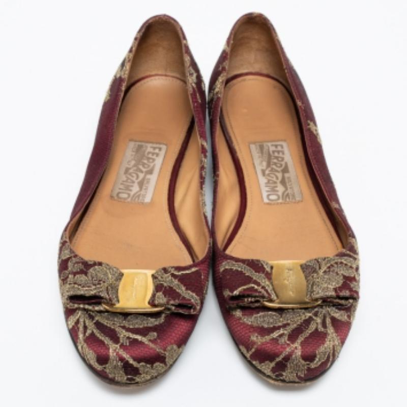 Définie par le confort et le style sans effort, aucune garde-robe n'est jamais complète sans une paire de ballerines chics. Cette paire de Salvatore Ferragamo est belle à regarder et est conçue avec des éléments intelligents comme une semelle