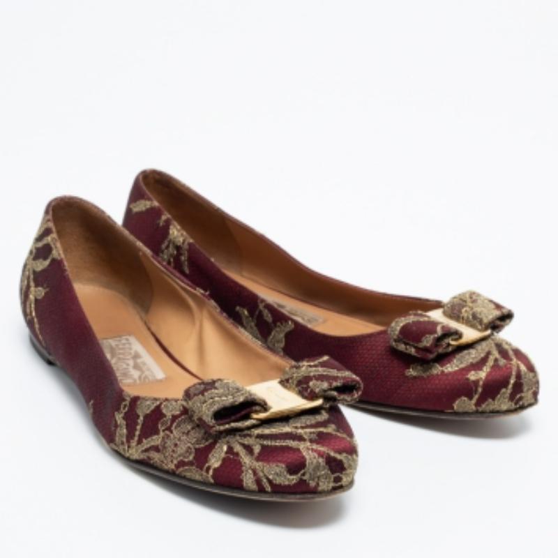 Gris Salvatore Ferragamo - Ballerines en tissu de lurex bourgogne taille 37,5 en vente