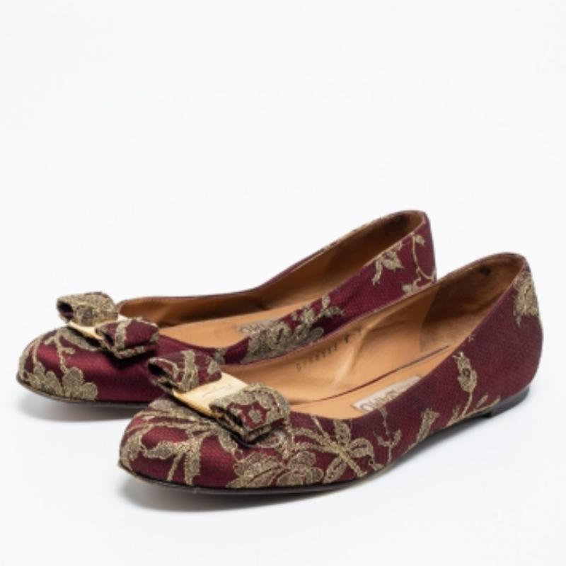 Salvatore Ferragamo - Ballerines en tissu de lurex bourgogne taille 37,5 État moyen - En vente à Dubai, Al Qouz 2