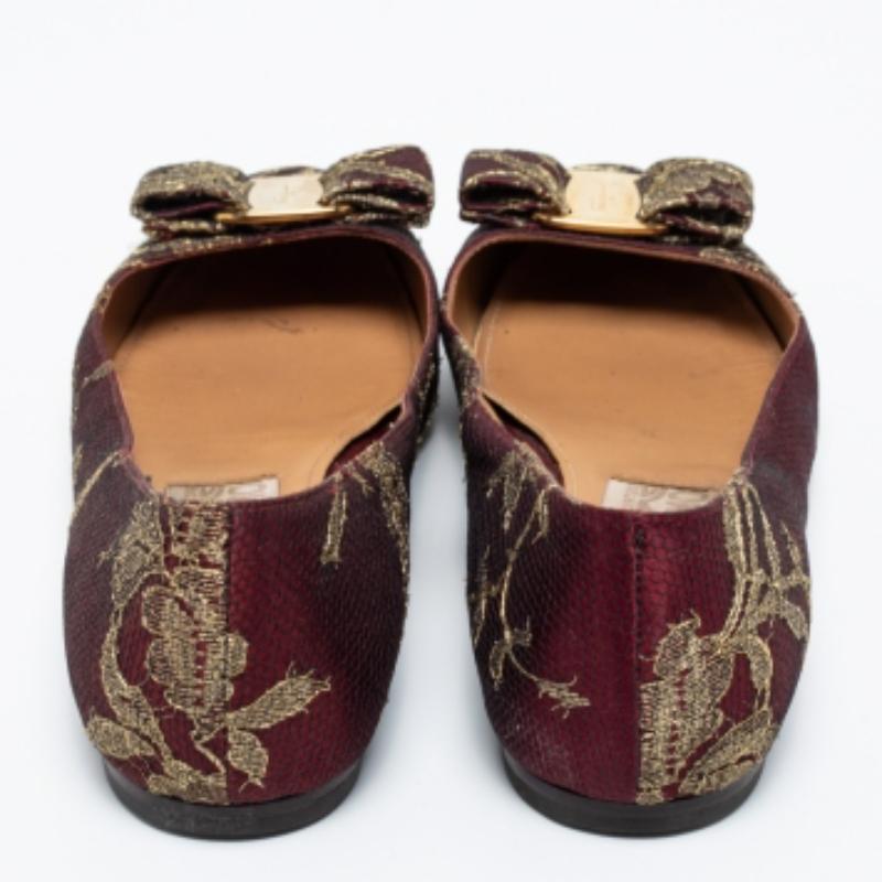 Salvatore Ferragamo - Ballerines en tissu de lurex bourgogne taille 37,5 en vente 2