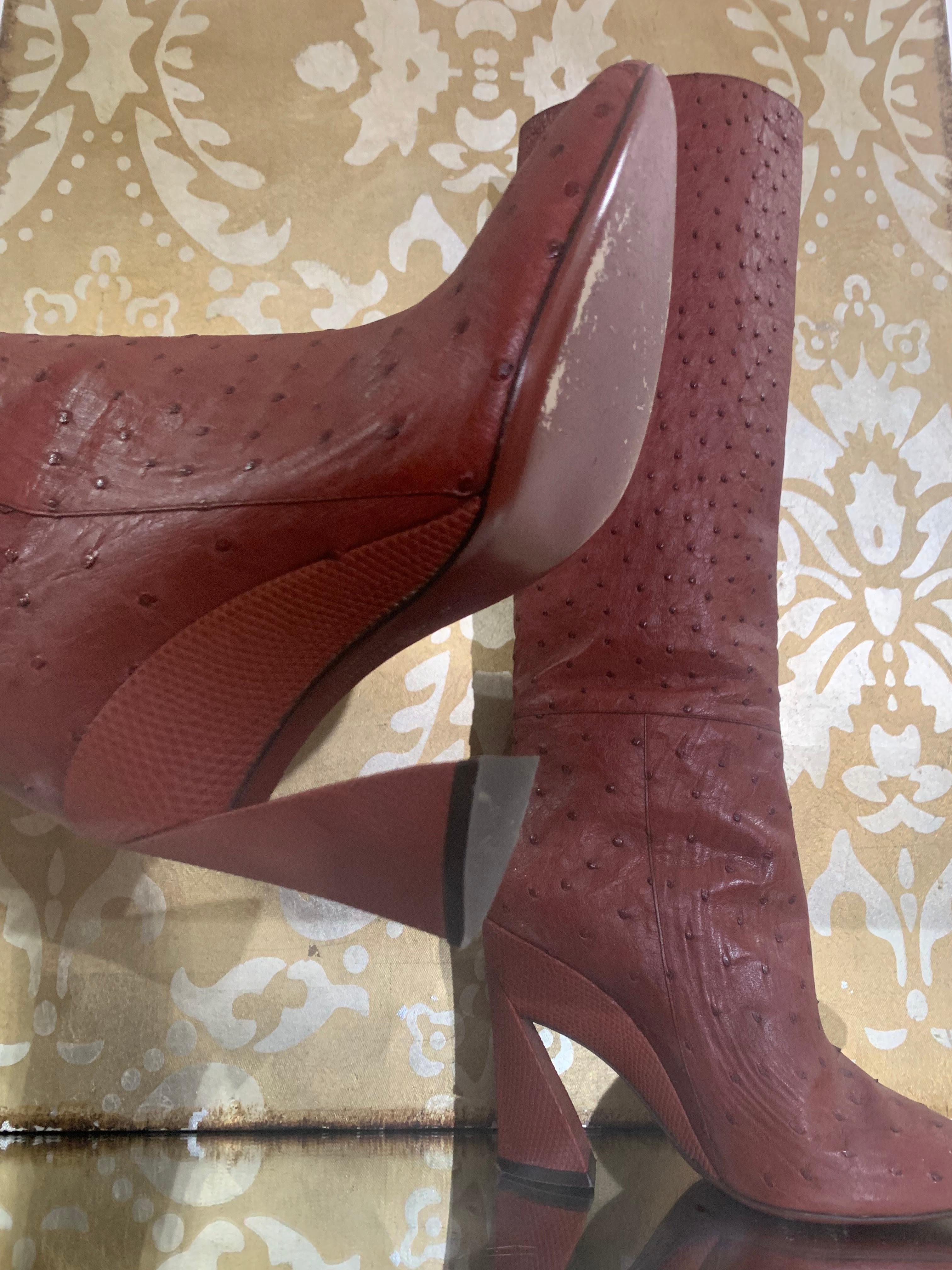 Salvatore Ferragamo Bottes hauteur genou en peau d'autruche bordeaux avec talon sculpté taille US 8 en vente 5