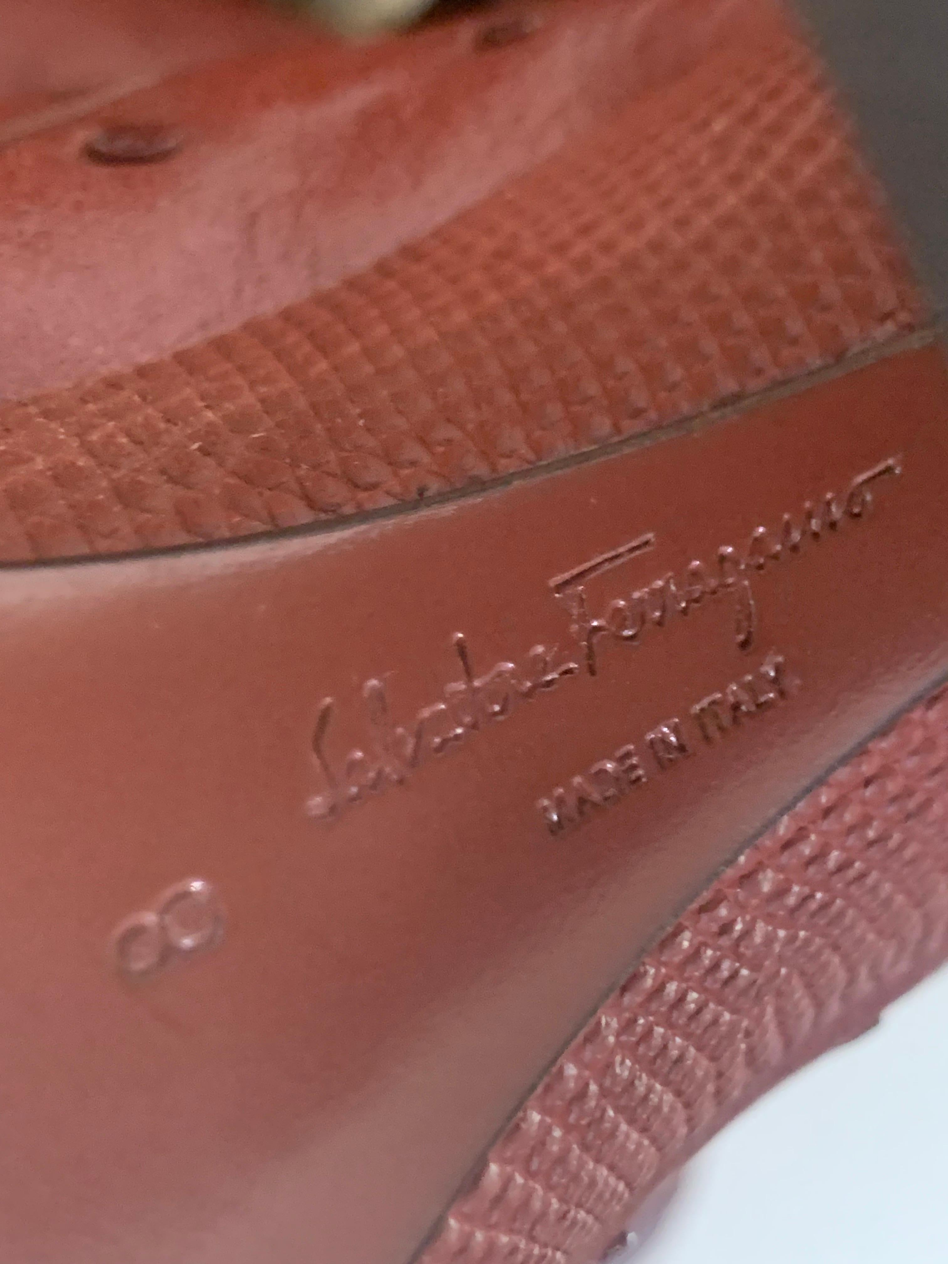 Salvatore Ferragamo Bottes hauteur genou en peau d'autruche bordeaux avec talon sculpté taille US 8 en vente 6