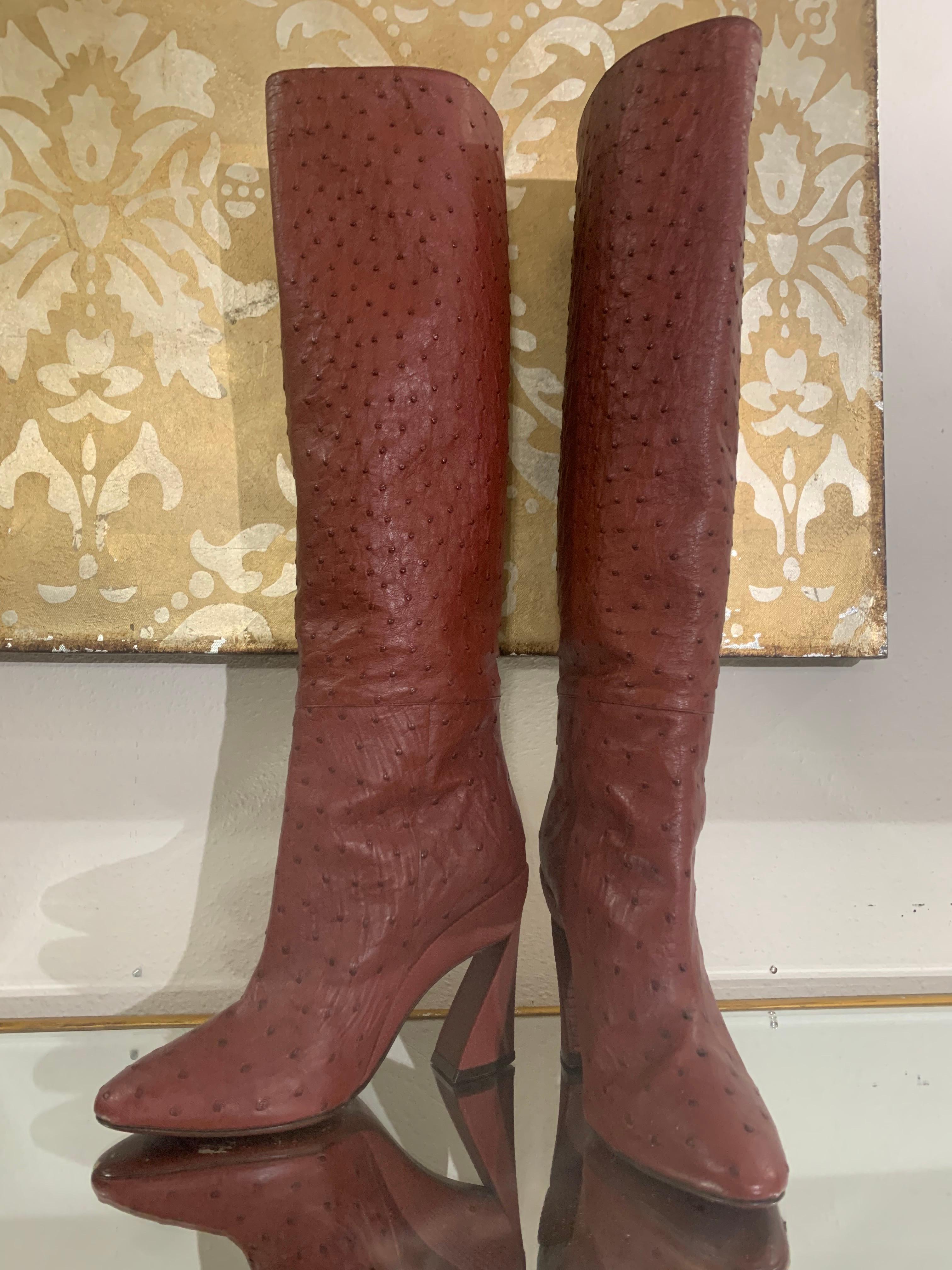Salvatore Ferragamo Burgundy Ostrich Skin Knee-High Boots w Sculpted Heel US 8 :  Nouveau - Jamais porté. La hauteur du talon est de 4