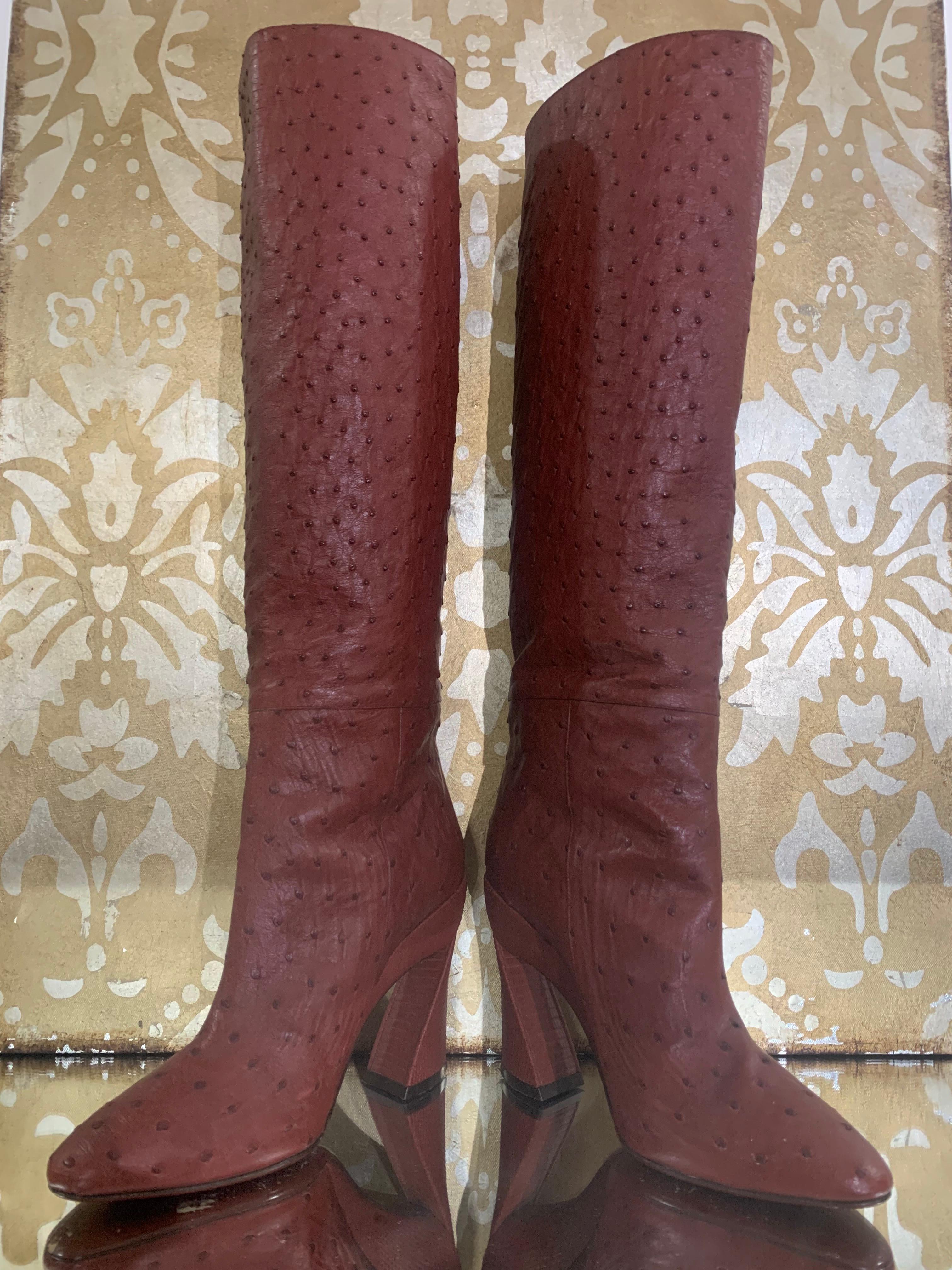 Marron Salvatore Ferragamo Bottes hauteur genou en peau d'autruche bordeaux avec talon sculpté taille US 8 en vente