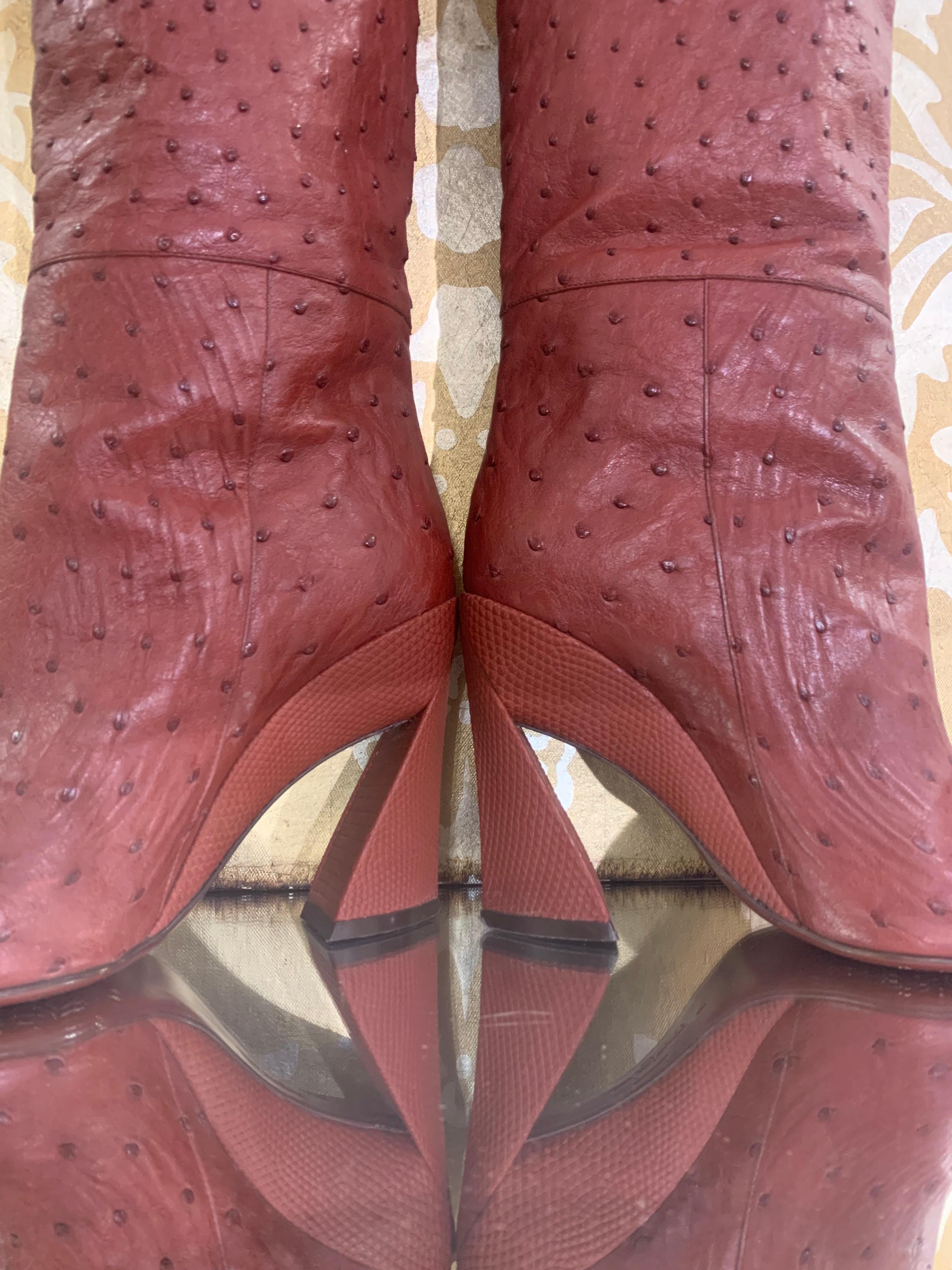 Salvatore Ferragamo Bottes hauteur genou en peau d'autruche bordeaux avec talon sculpté taille US 8 Neuf - En vente à Gresham, OR