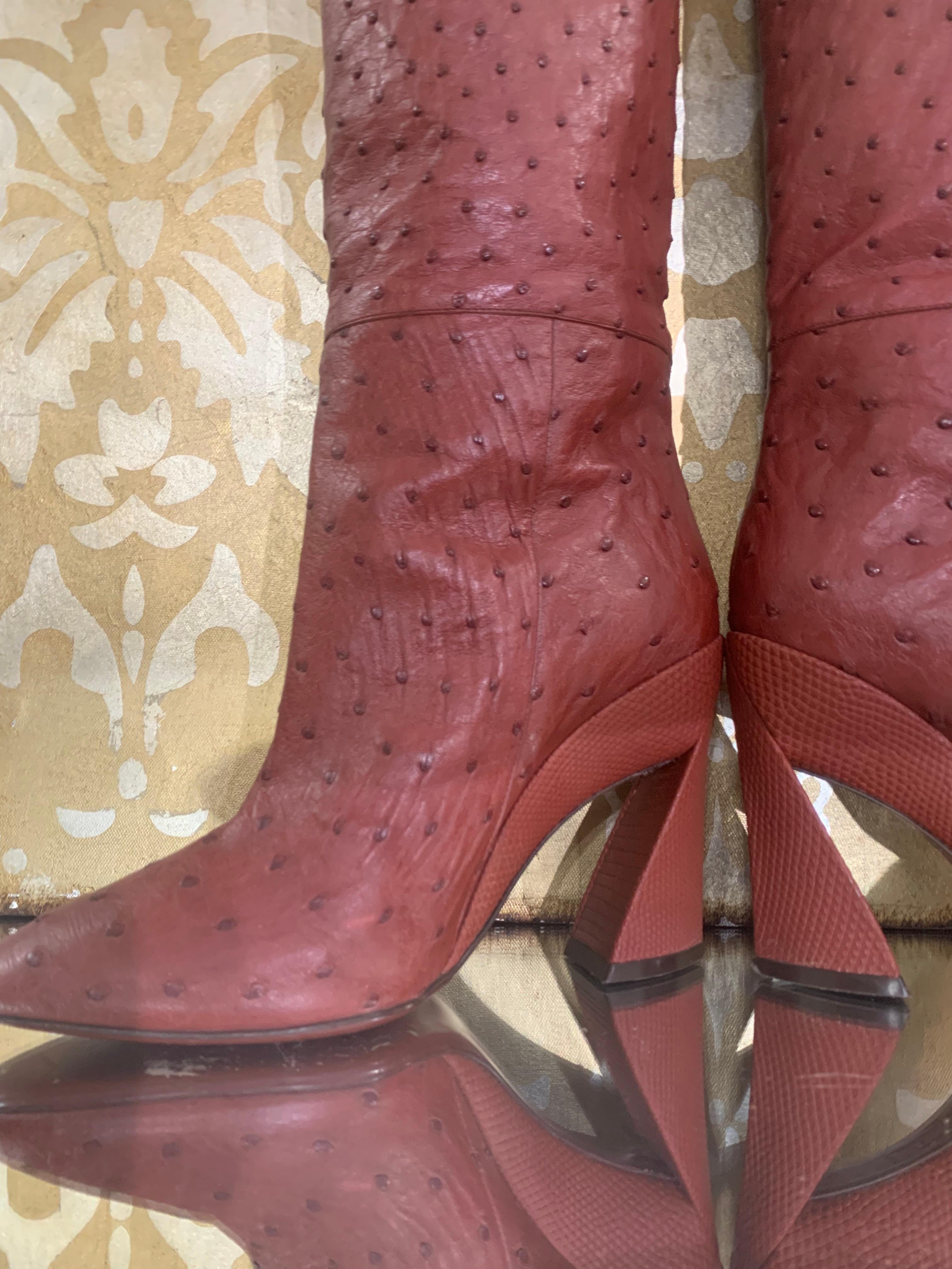 Salvatore Ferragamo Bottes hauteur genou en peau d'autruche bordeaux avec talon sculpté taille US 8 Pour femmes en vente