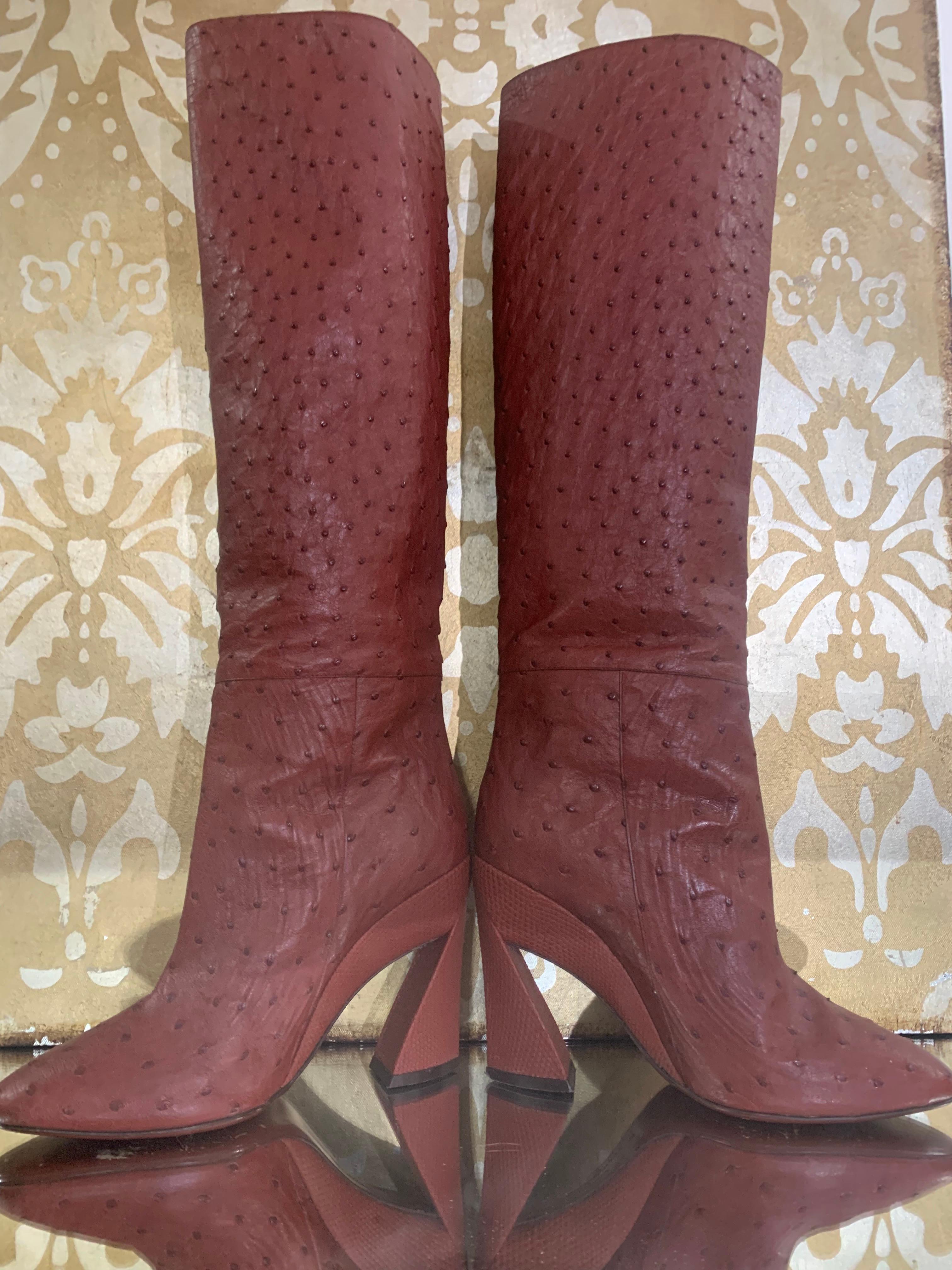 Salvatore Ferragamo Bottes hauteur genou en peau d'autruche bordeaux avec talon sculpté taille US 8 en vente 1