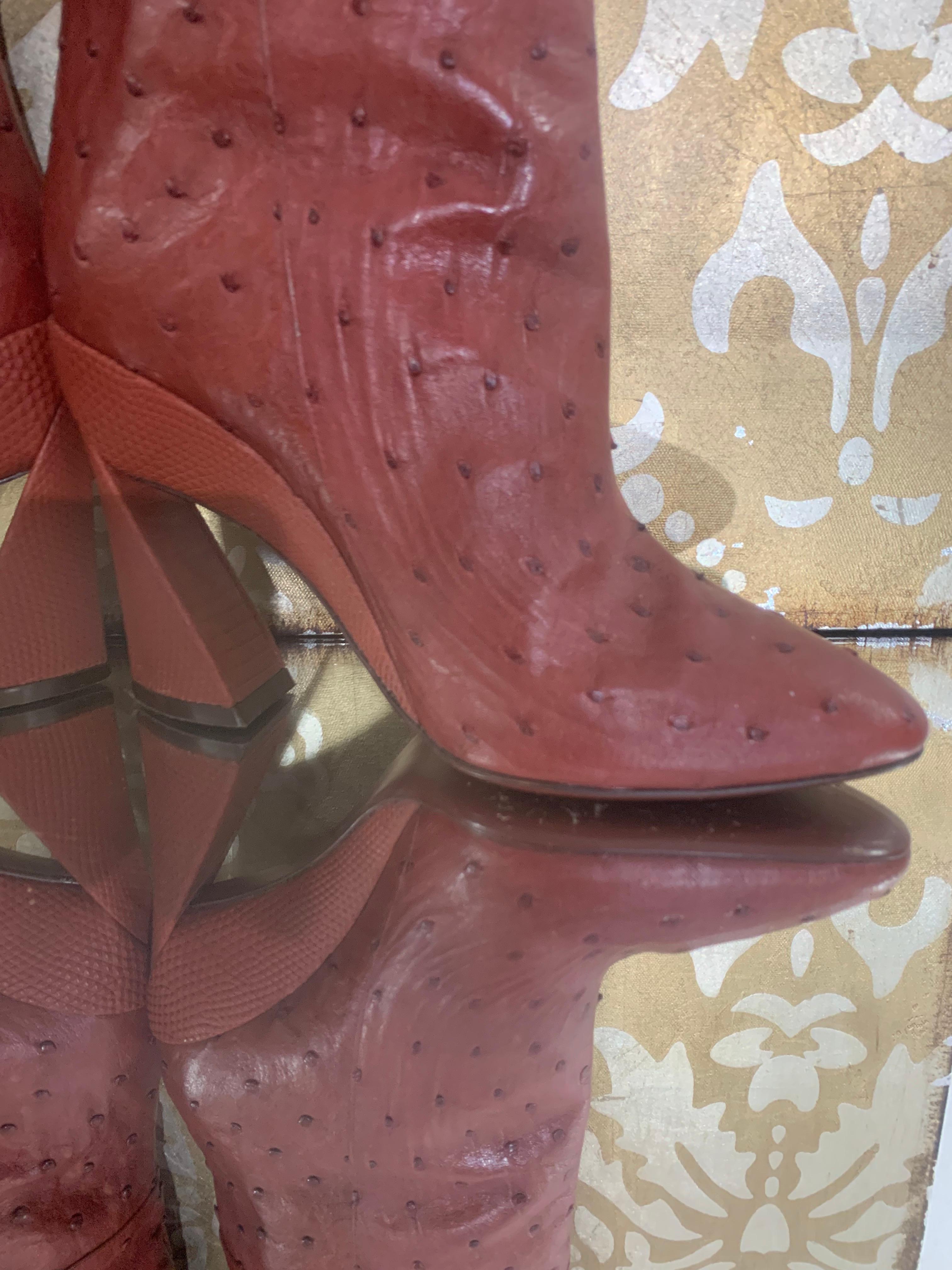 Salvatore Ferragamo Bottes hauteur genou en peau d'autruche bordeaux avec talon sculpté taille US 8 en vente 3