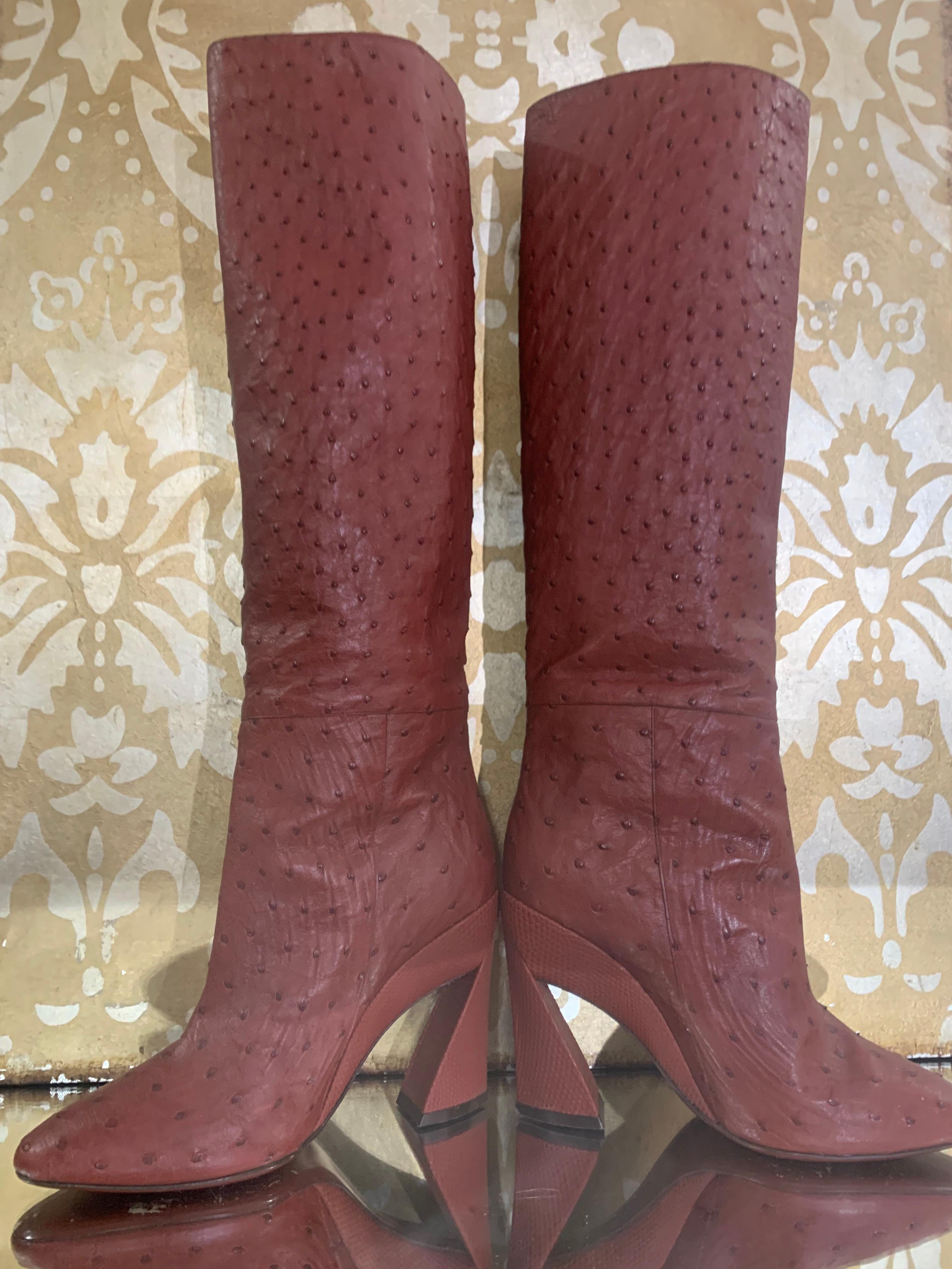Salvatore Ferragamo Bottes hauteur genou en peau d'autruche bordeaux avec talon sculpté taille US 8 en vente 4