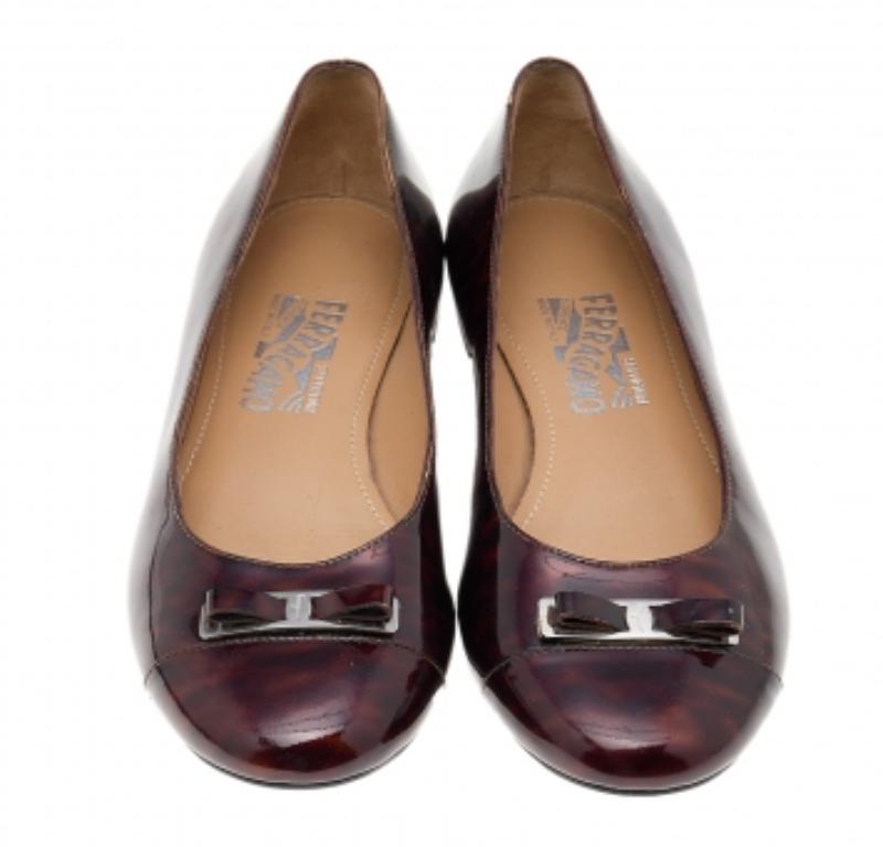 Salvatore Ferragamo - Chaussures à nœud Vara en cuir verni bordeaux, taille 38,5 Bon état - En vente à Dubai, Al Qouz 2