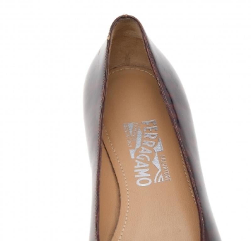 Salvatore Ferragamo - Chaussures à nœud Vara en cuir verni bordeaux, taille 38,5 Pour femmes en vente