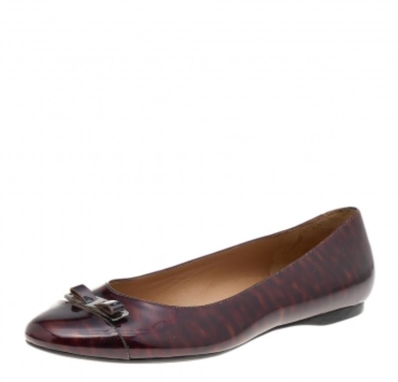 Salvatore Ferragamo - Chaussures à nœud Vara en cuir verni bordeaux, taille 38,5 en vente 1