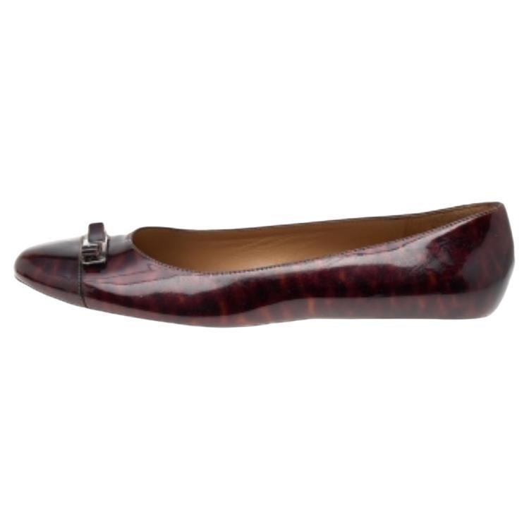 Salvatore Ferragamo - Chaussures à nœud Vara en cuir verni bordeaux, taille 38,5 en vente