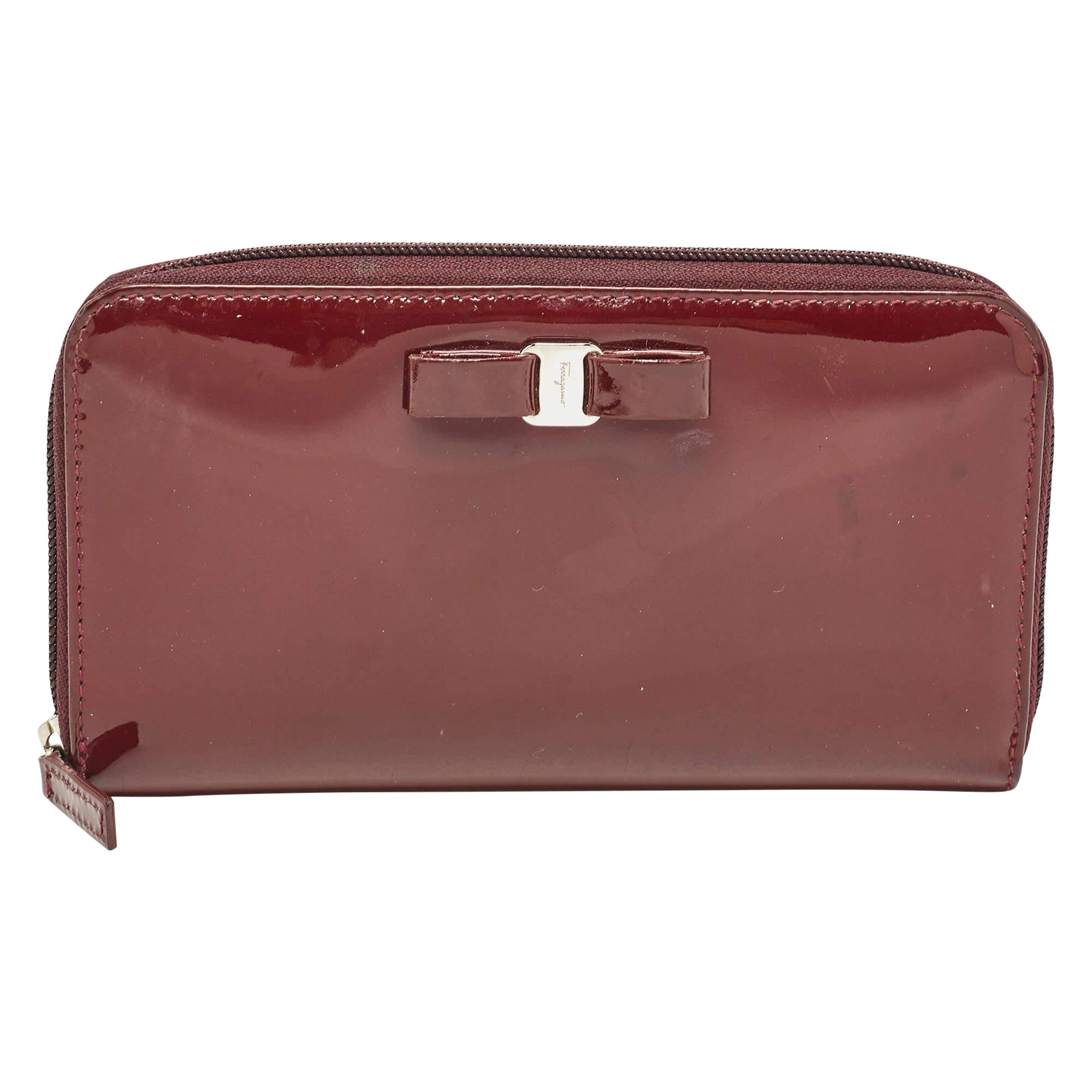 Salvatore Ferragamo Burgunder Lackleder Vara Schleife Zip um Brieftasche