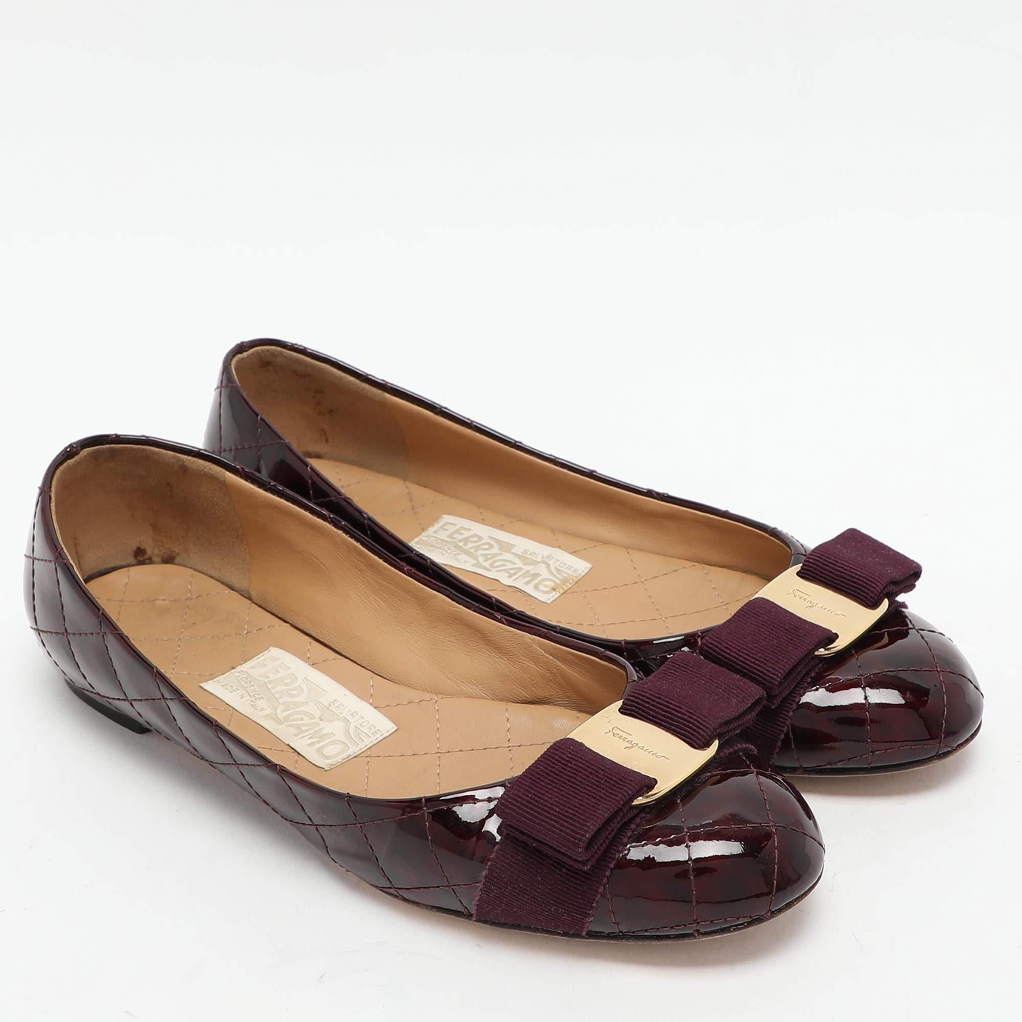 Salvatore Ferragamo Bailarinas Varina de charol burdeos talla 36 en Bueno estado para la venta en Dubai, Al Qouz 2
