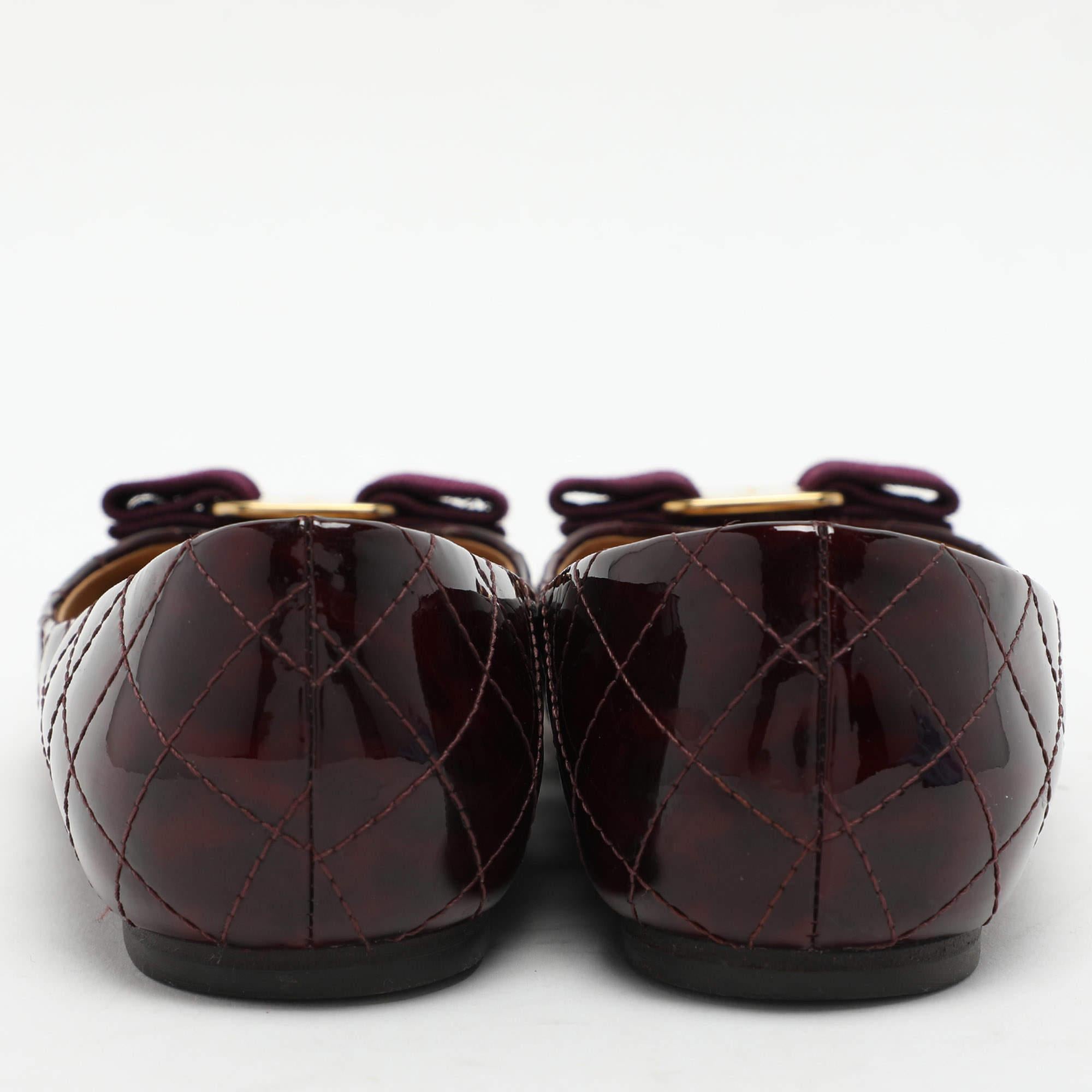 De las mujeres Salvatore Ferragamo Bailarinas Varina de charol burdeos talla 36 en venta