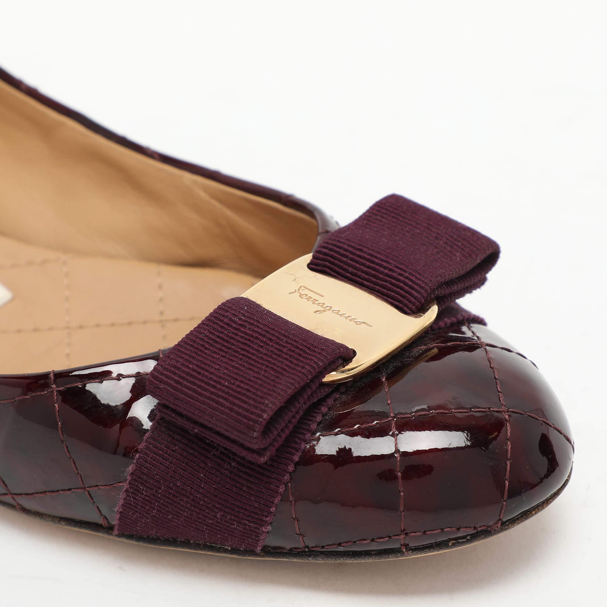 Salvatore Ferragamo Bailarinas Varina de charol burdeos talla 36 en venta 2