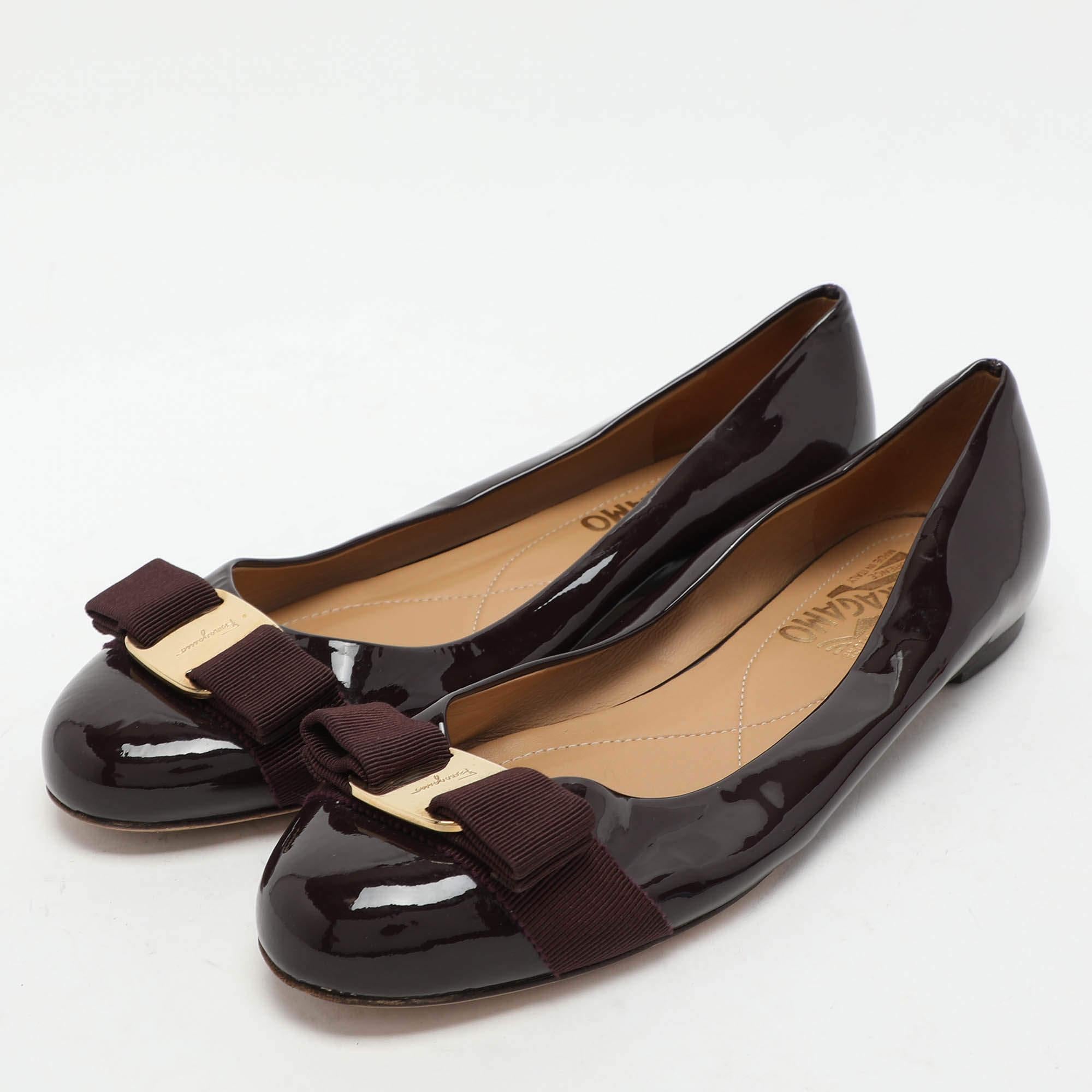 Complétez votre look en ajoutant ces ballerines de créateur à votre collection de chaussures de tous les jours. Ils sont fabriqués avec soin pour garantir un ajustement et un style parfaits.