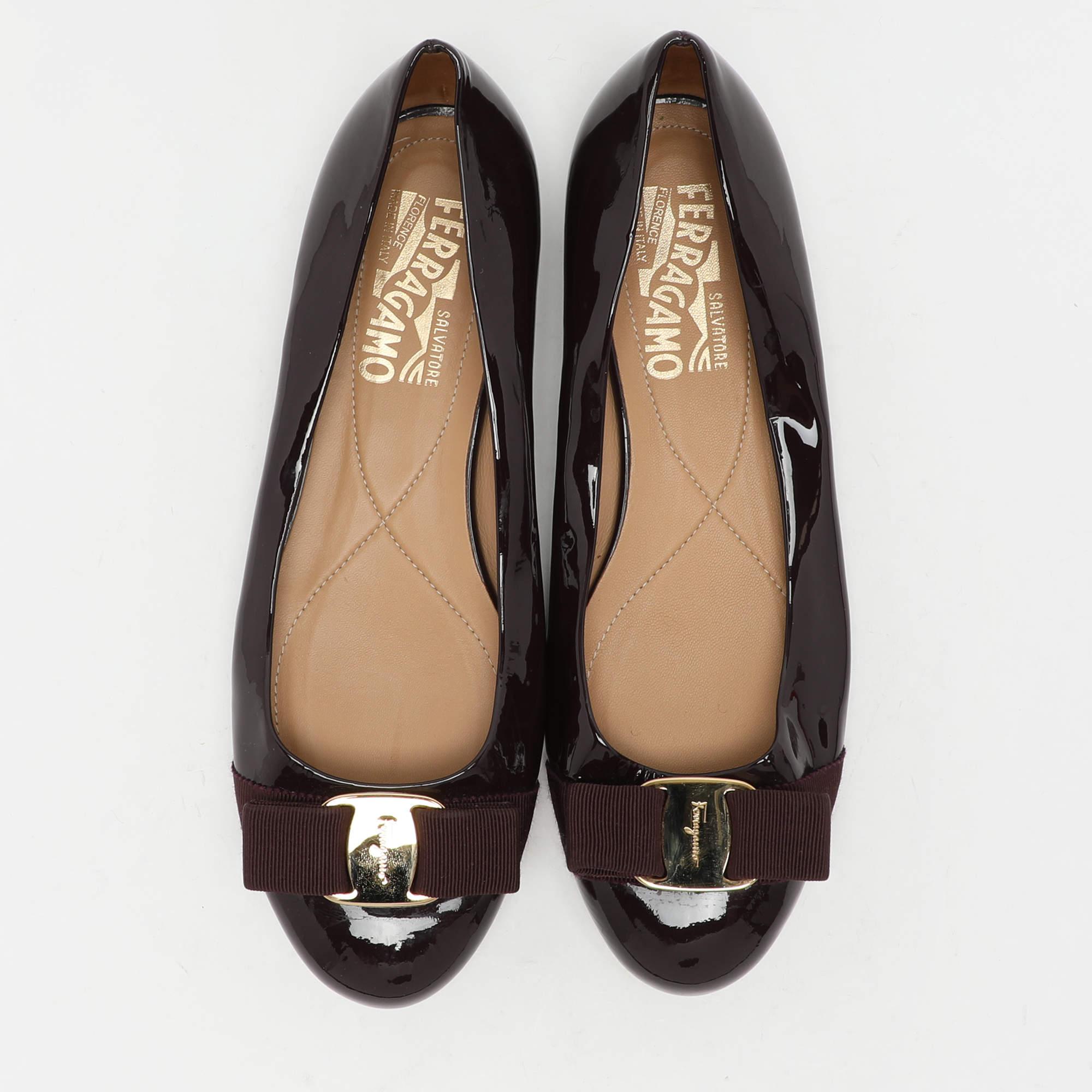 Noir Salvatore Ferragamo Ballerines Varina en cuir verni bourgogne avec nœud, taille 37 en vente