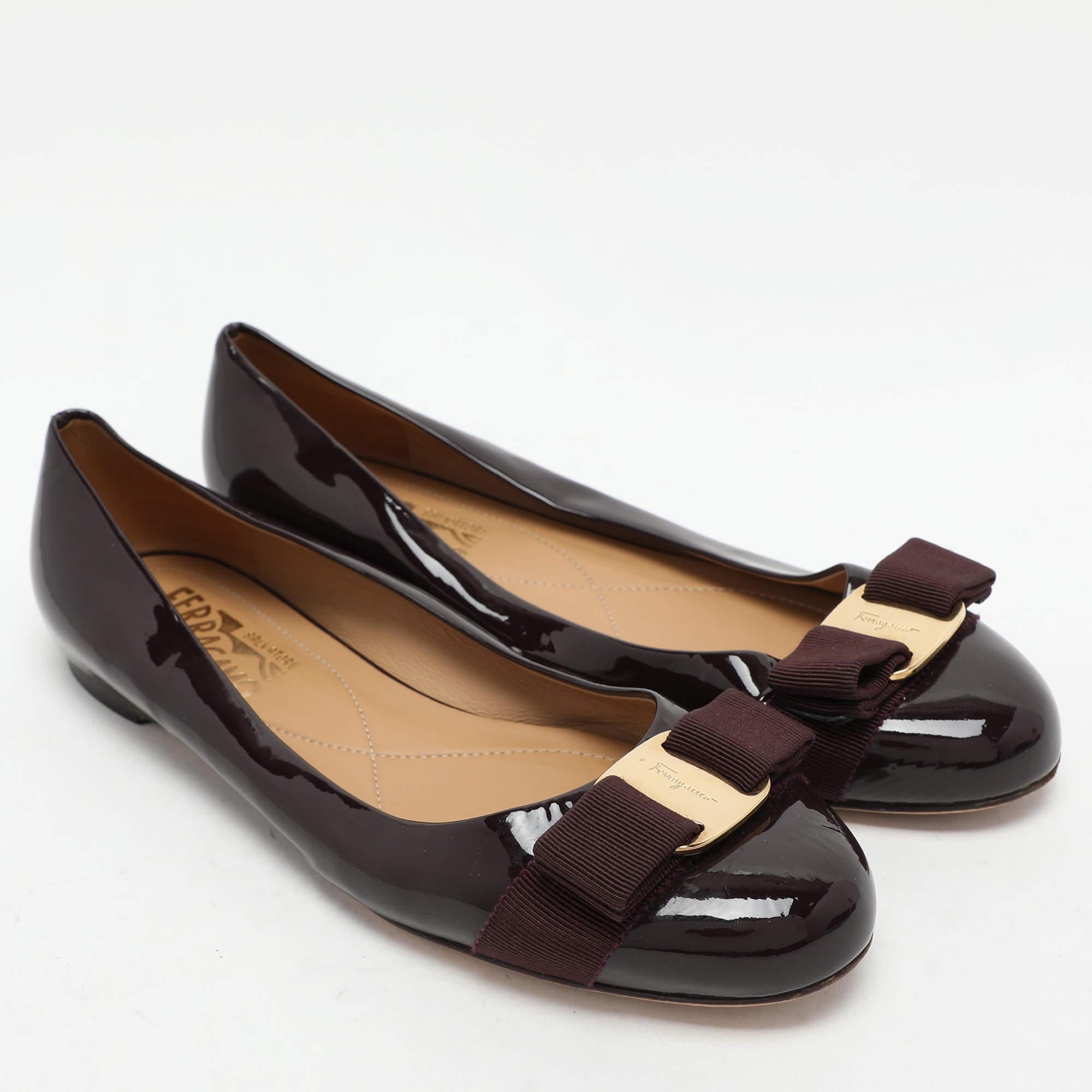 Salvatore Ferragamo Ballerines Varina en cuir verni bourgogne avec nœud, taille 37 Bon état - En vente à Dubai, Al Qouz 2