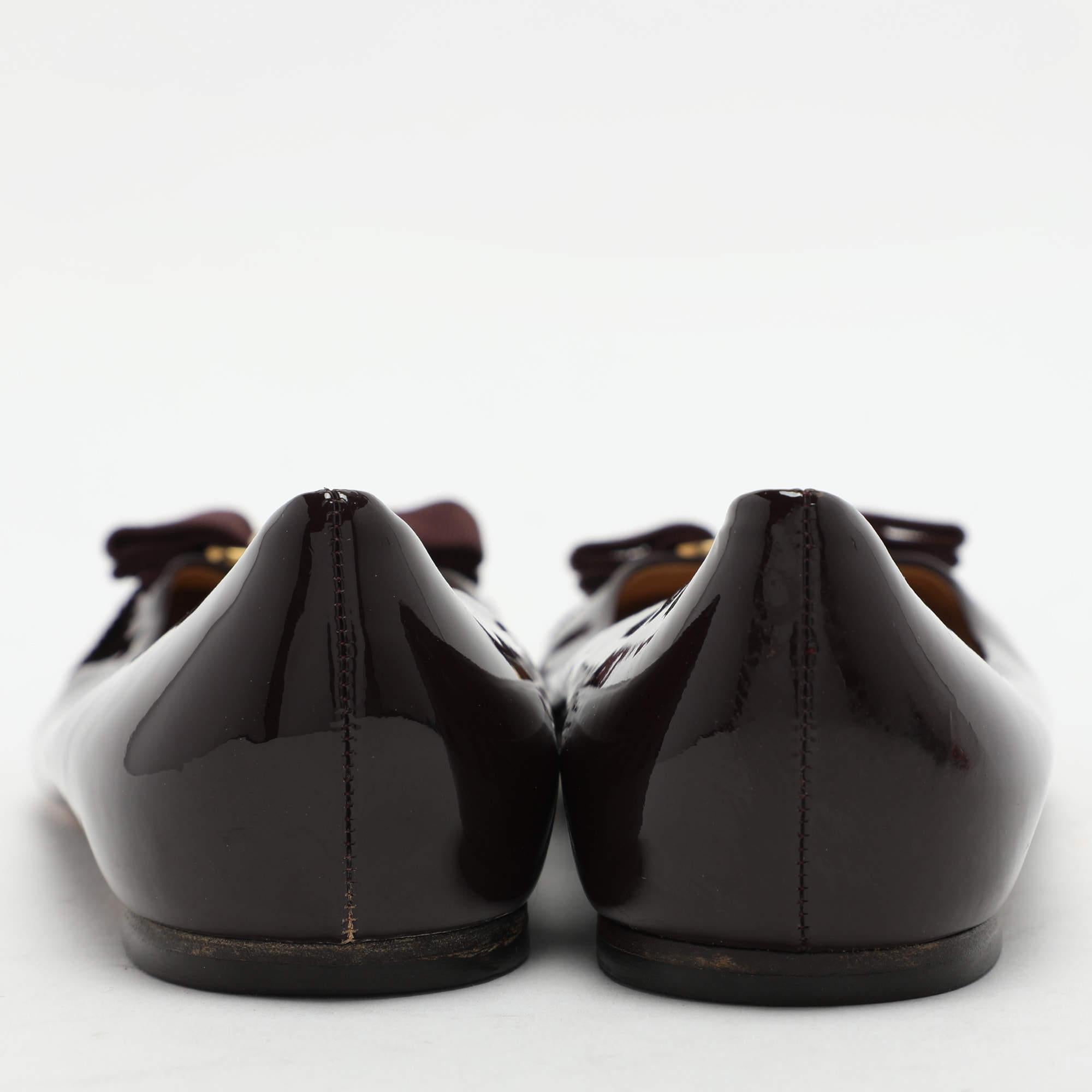 Salvatore Ferragamo Ballerines Varina en cuir verni bourgogne avec nœud, taille 37 Pour femmes en vente