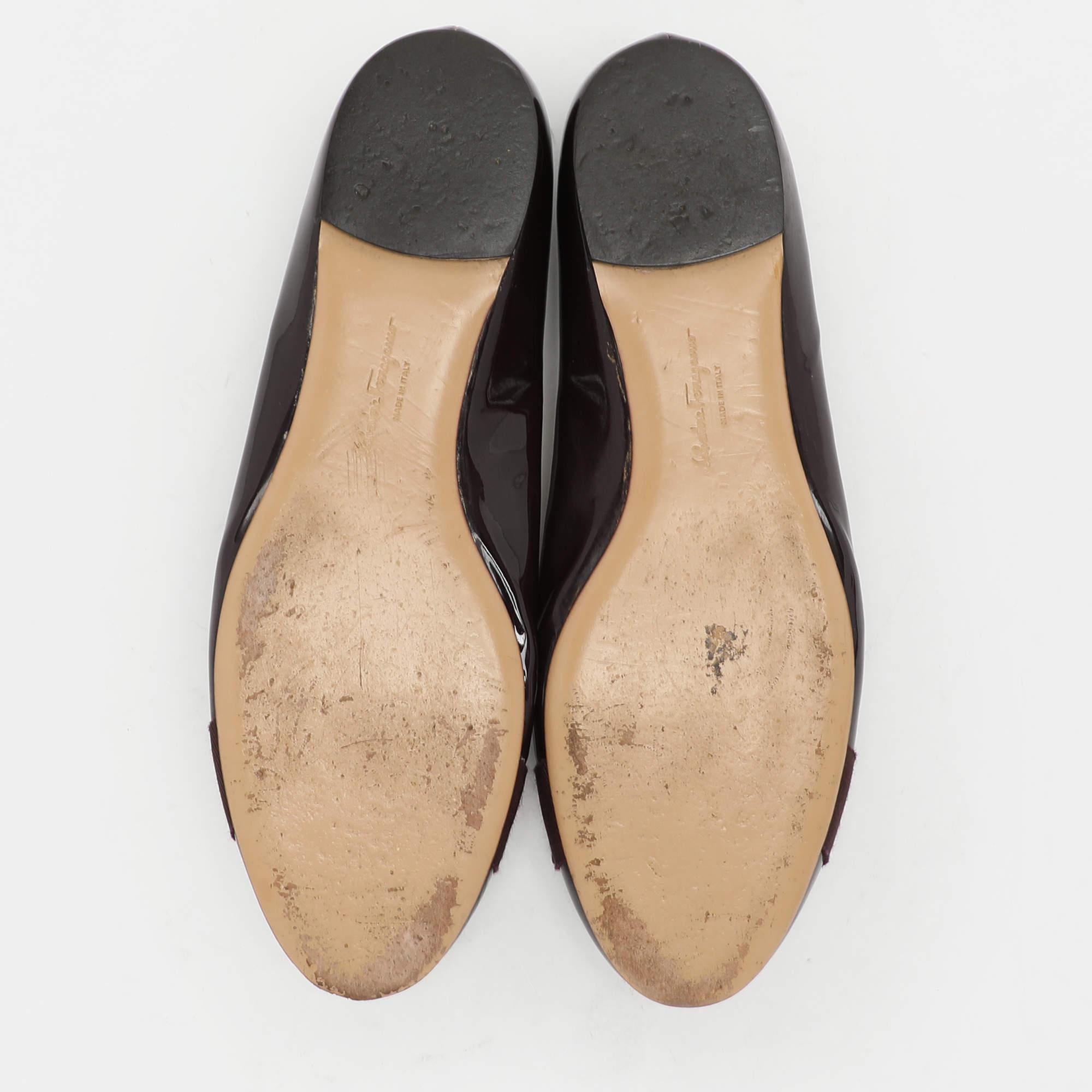 Salvatore Ferragamo Ballerines Varina en cuir verni bourgogne avec nœud, taille 37 en vente 1
