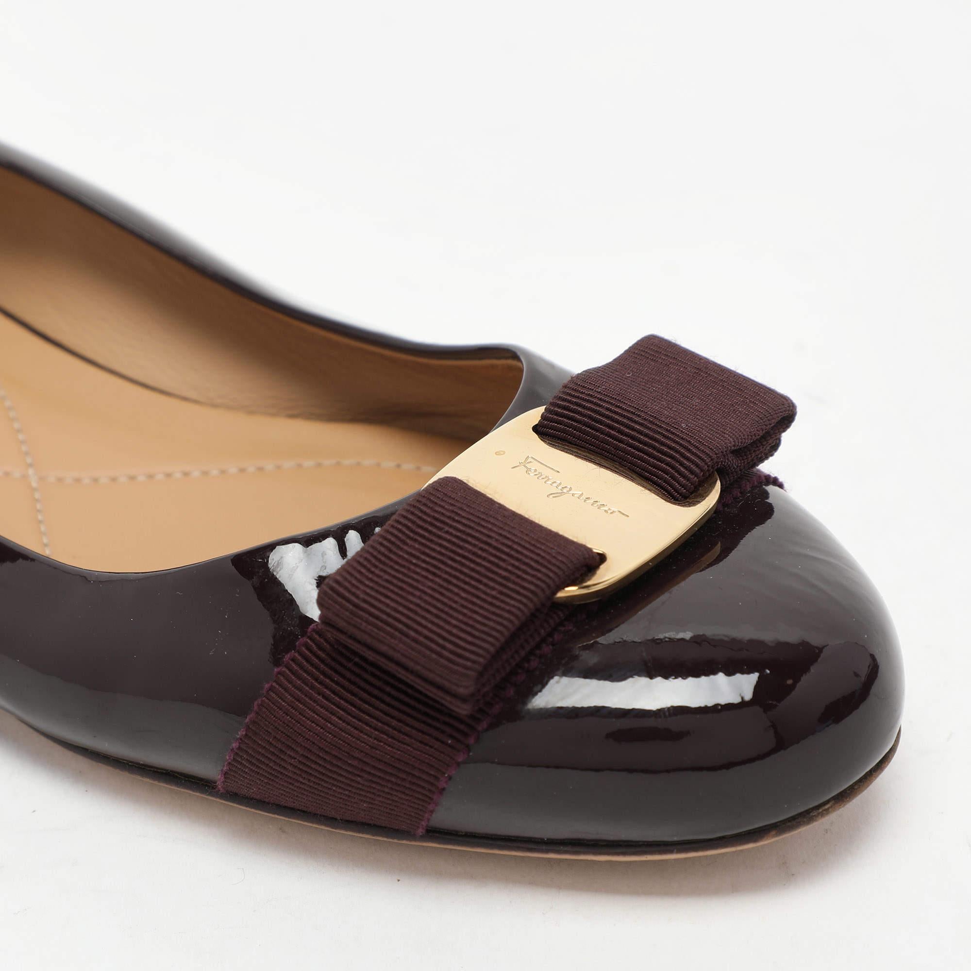 Salvatore Ferragamo Ballerines Varina en cuir verni bourgogne avec nœud, taille 37 en vente 2
