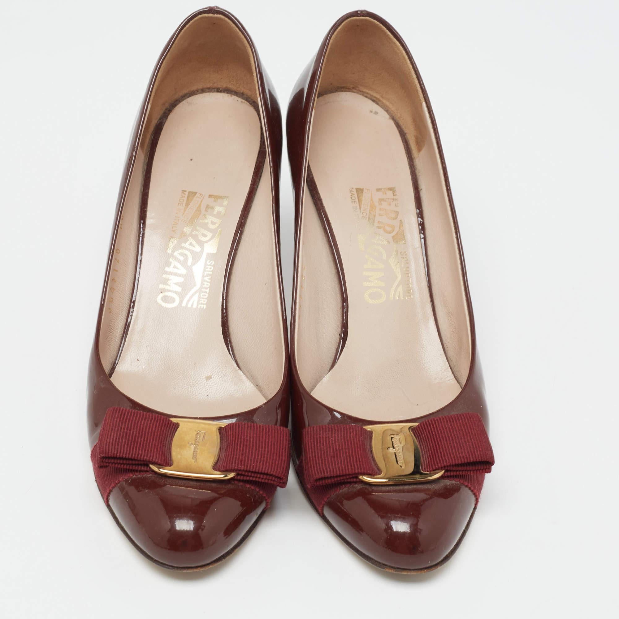 Salvatore Ferragamo Bombas con lazo Vara de charol burdeos Talla 36.5 Marrón en venta