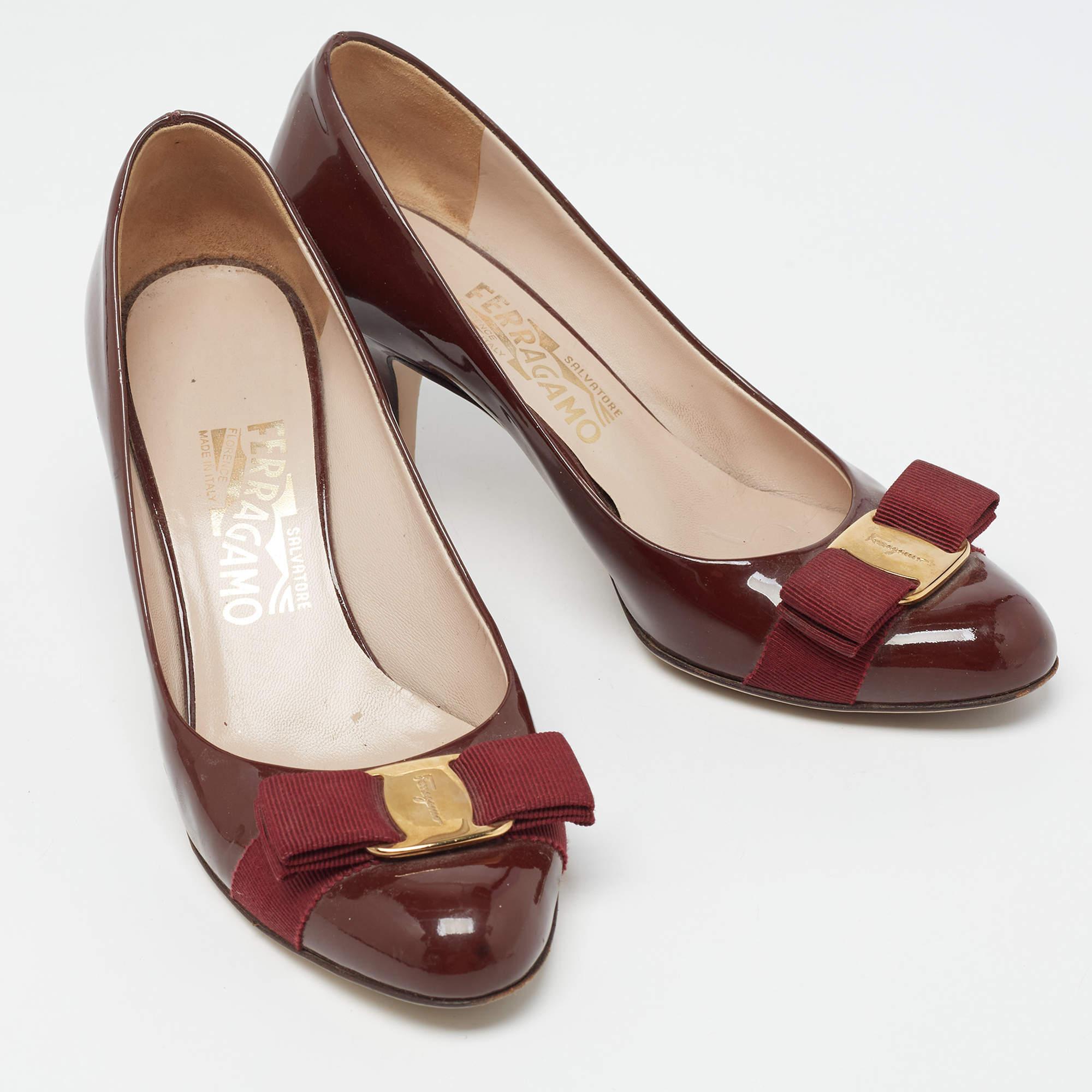 Salvatore Ferragamo Bombas con lazo Vara de charol burdeos Talla 36.5 en Bueno estado para la venta en Dubai, Al Qouz 2