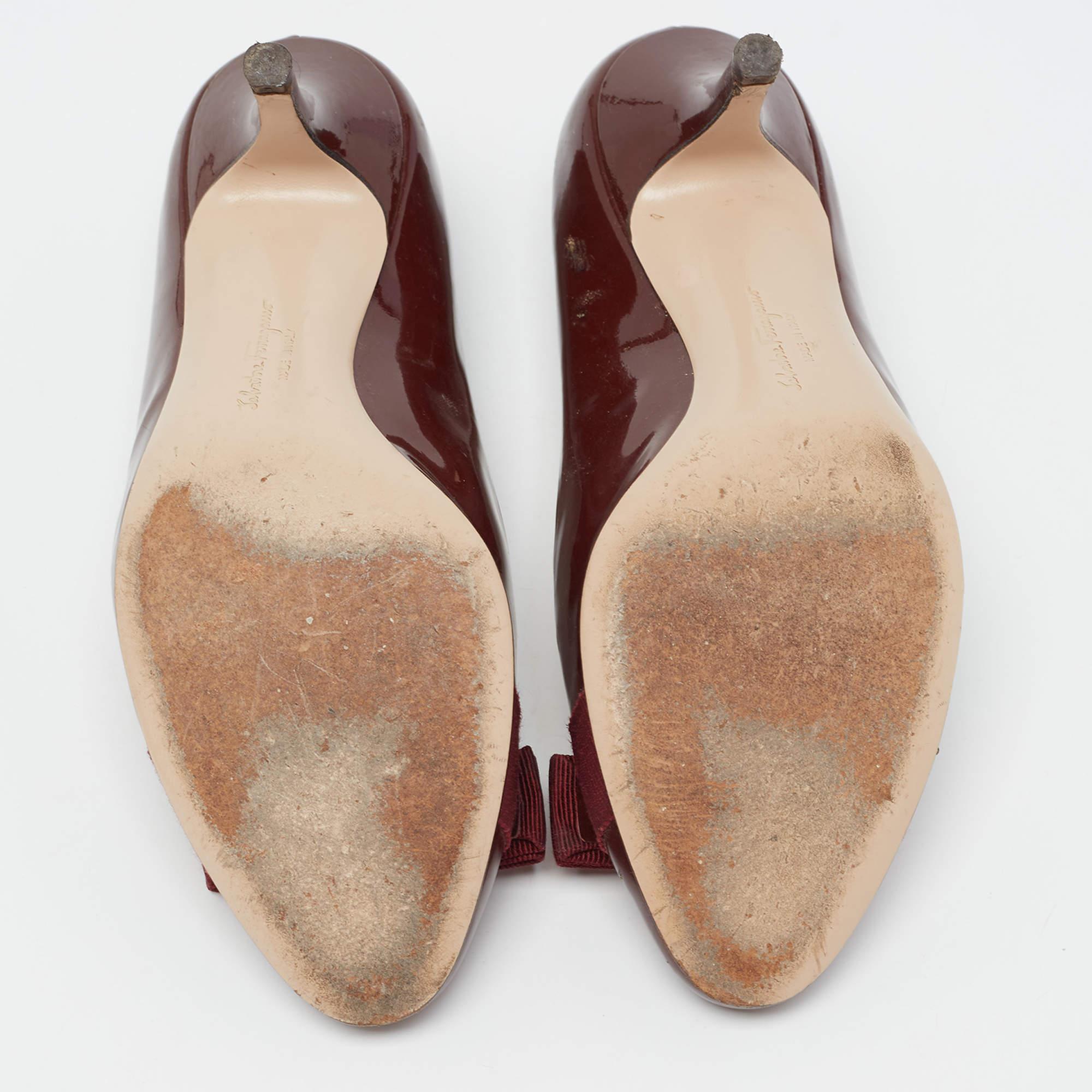 Salvatore Ferragamo Bombas con lazo Vara de charol burdeos Talla 36.5 en venta 2