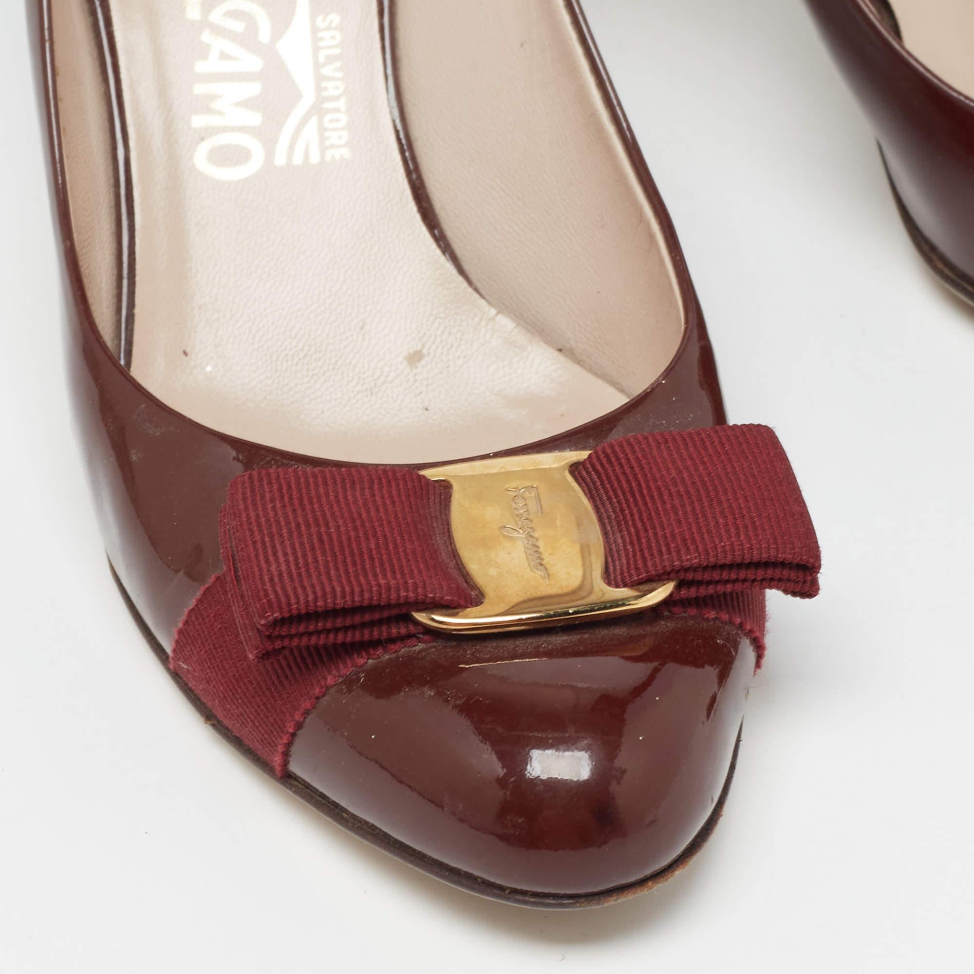Salvatore Ferragamo Bombas con lazo Vara de charol burdeos Talla 36.5 en venta 3