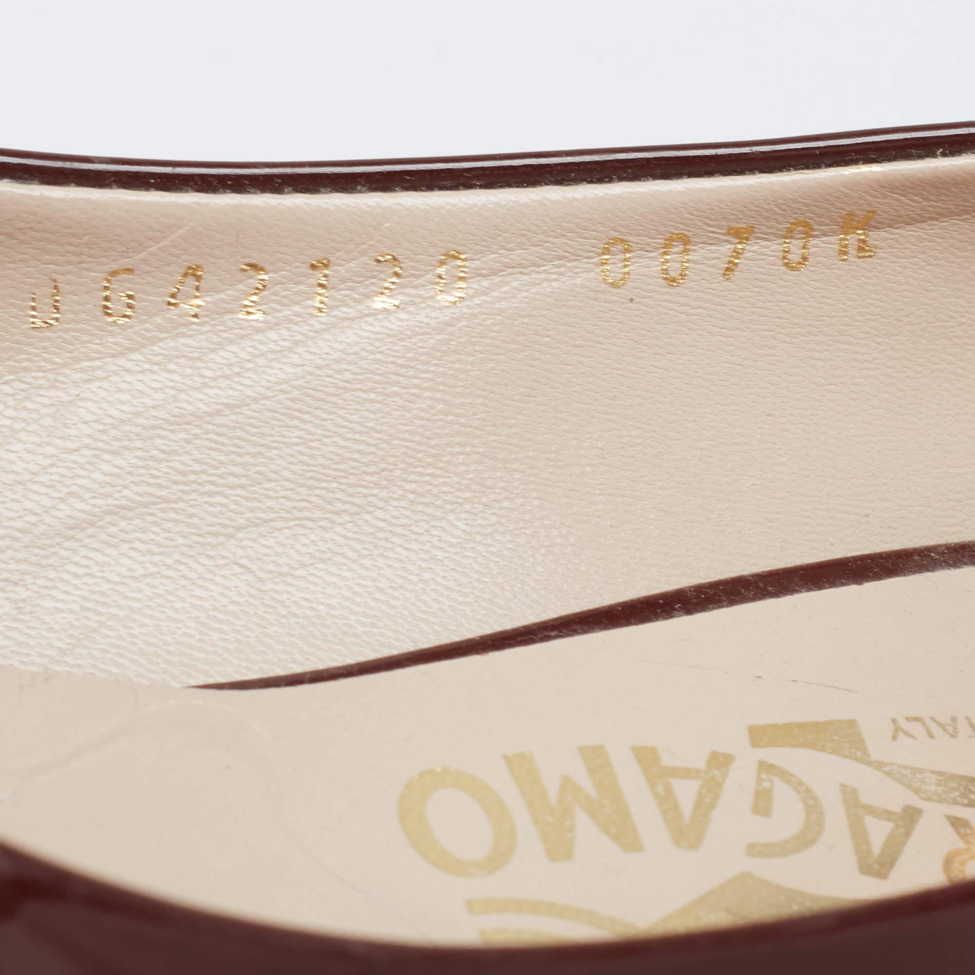 Salvatore Ferragamo Bombas con lazo Vara de charol burdeos Talla 36.5 en venta 4