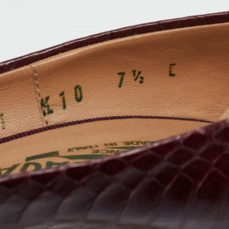Haz una declaración de estilo chic con estos zapatos de salón de diseño. Presentan tacones robustos y suelas duraderas, ¡perfectos para tus salidas a la moda!