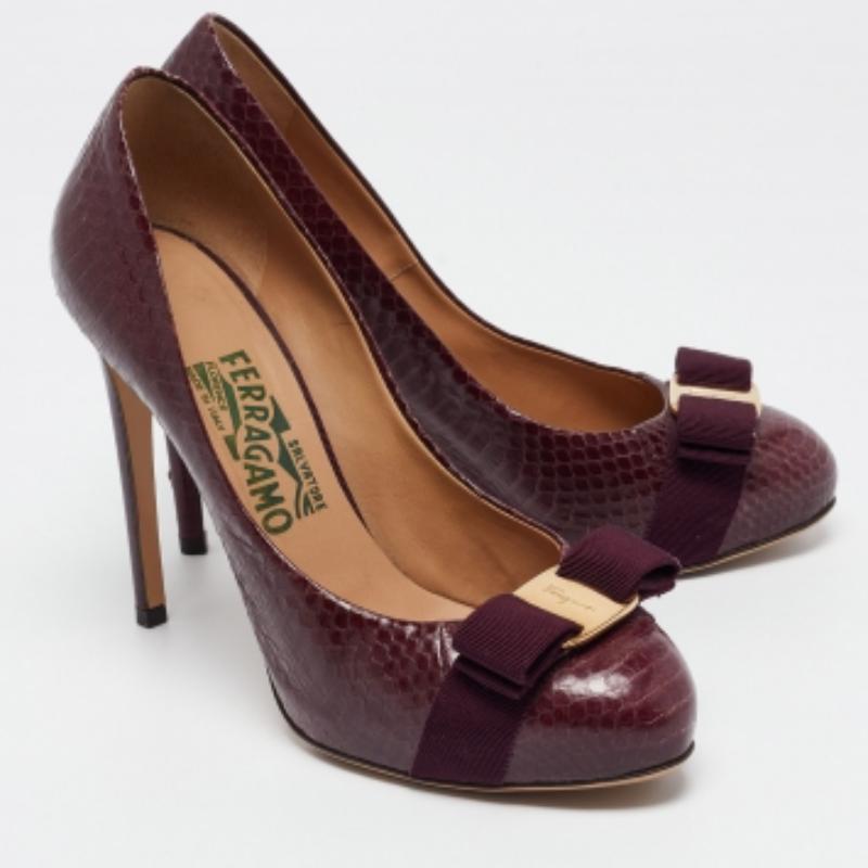 Salvatore Ferragamo Bombas con Lazo Vara Pitón Borgoña Talla 38 en venta 1