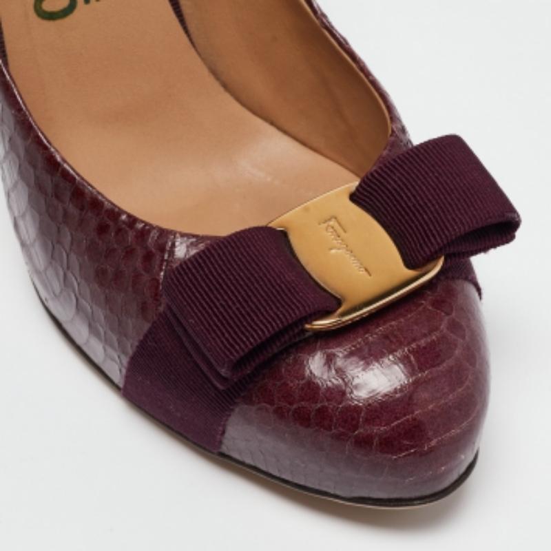 Salvatore Ferragamo Bombas con Lazo Vara Pitón Borgoña Talla 38 en venta 2