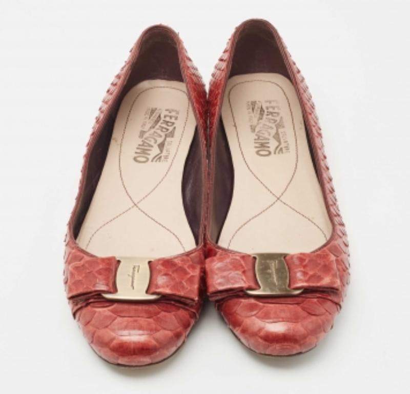 Salvatore Ferragamo Bailarinas Varina Pitón Borgoña Talla 37 en Bueno estado para la venta en Dubai, Al Qouz 2