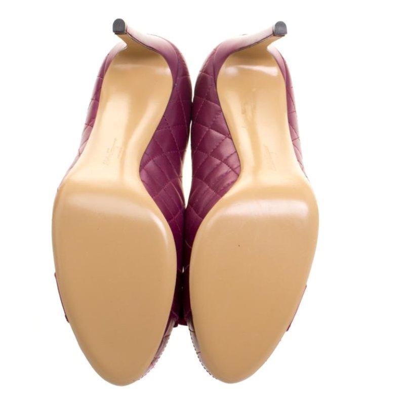 Salvatore Ferragamo Burgundy Quilted Leather Pimpa Vara Bow Pumps Size 41 In New Condition In Dubai, Al Qouz 2