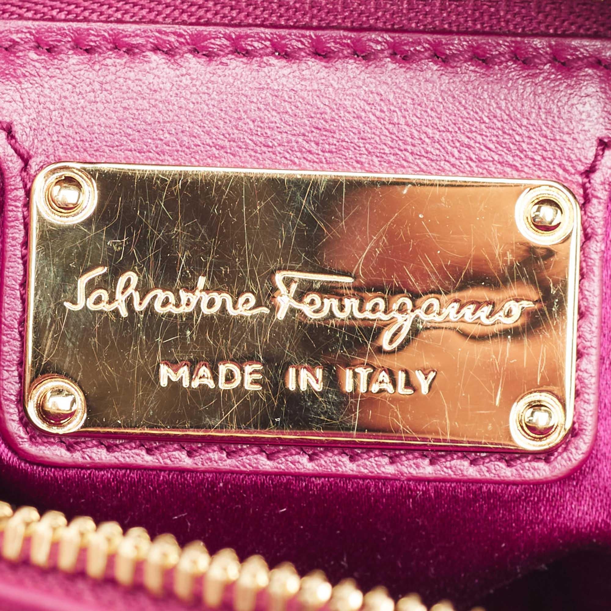 Salvatore Ferragamo, borsa in pelle e paillettes bordeaux Fiamma Satchel in vendita 3