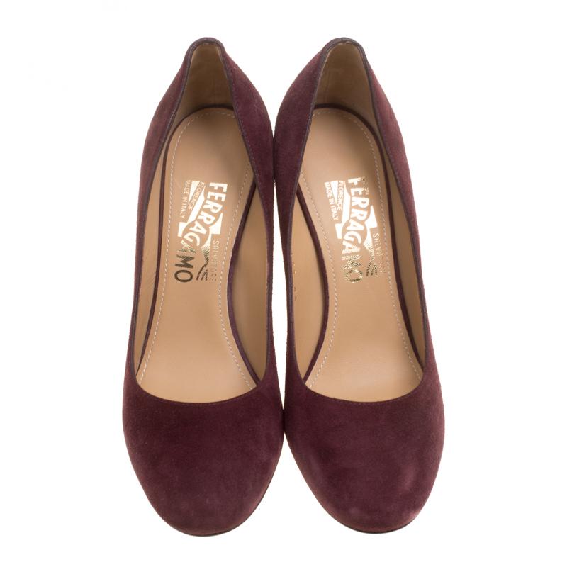 From the house of Salvatore Ferragamo comes this pair of pumps that have been crafted from suede and designed in a shade of burgundy. The pumps are wonderfully balanced on heels made of contrast cubes and they are simply stunning.

Includes: