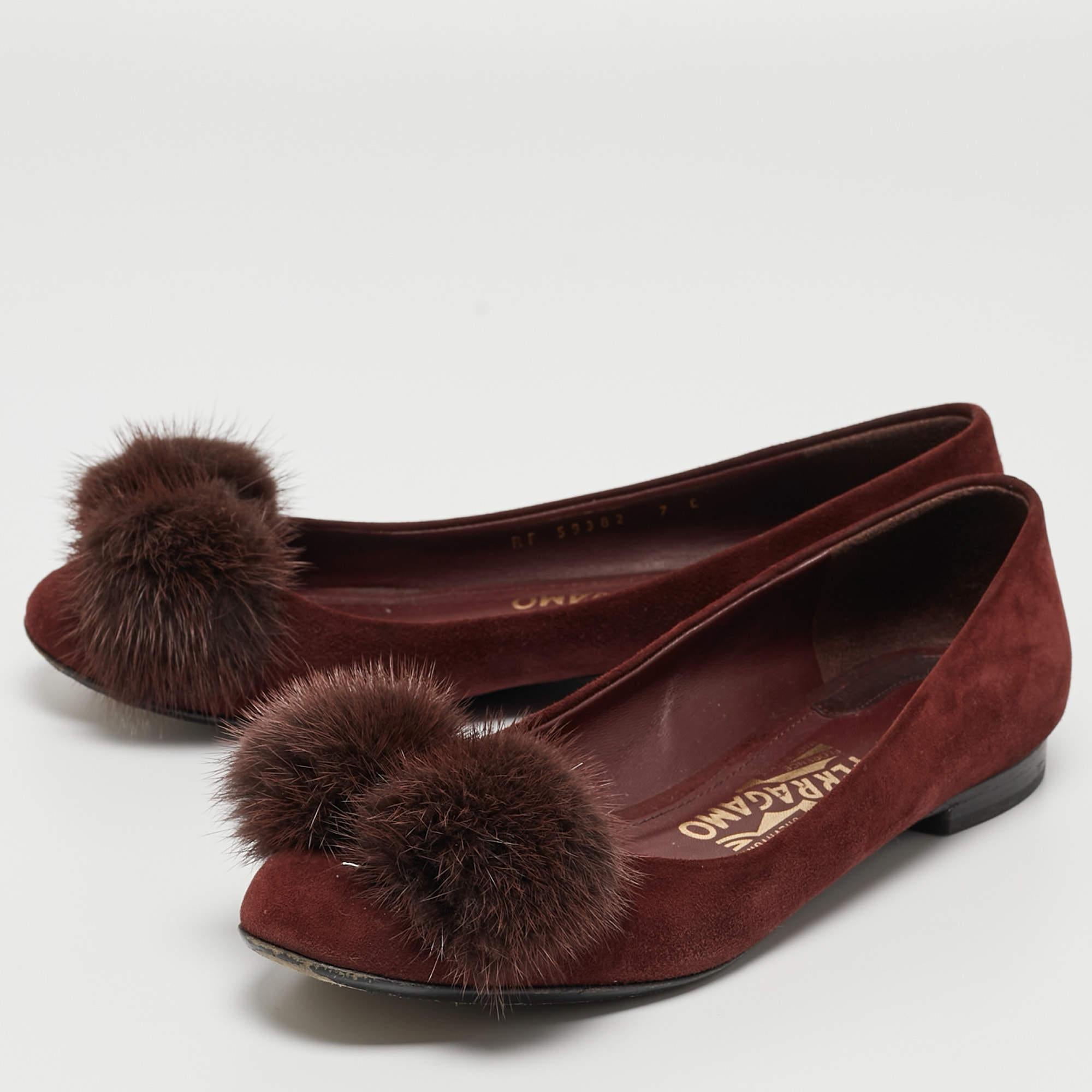 Complete your look by adding these designer ballet flats to your collection of everyday footwear. They are crafted skilfully to grant the perfect fit and style.