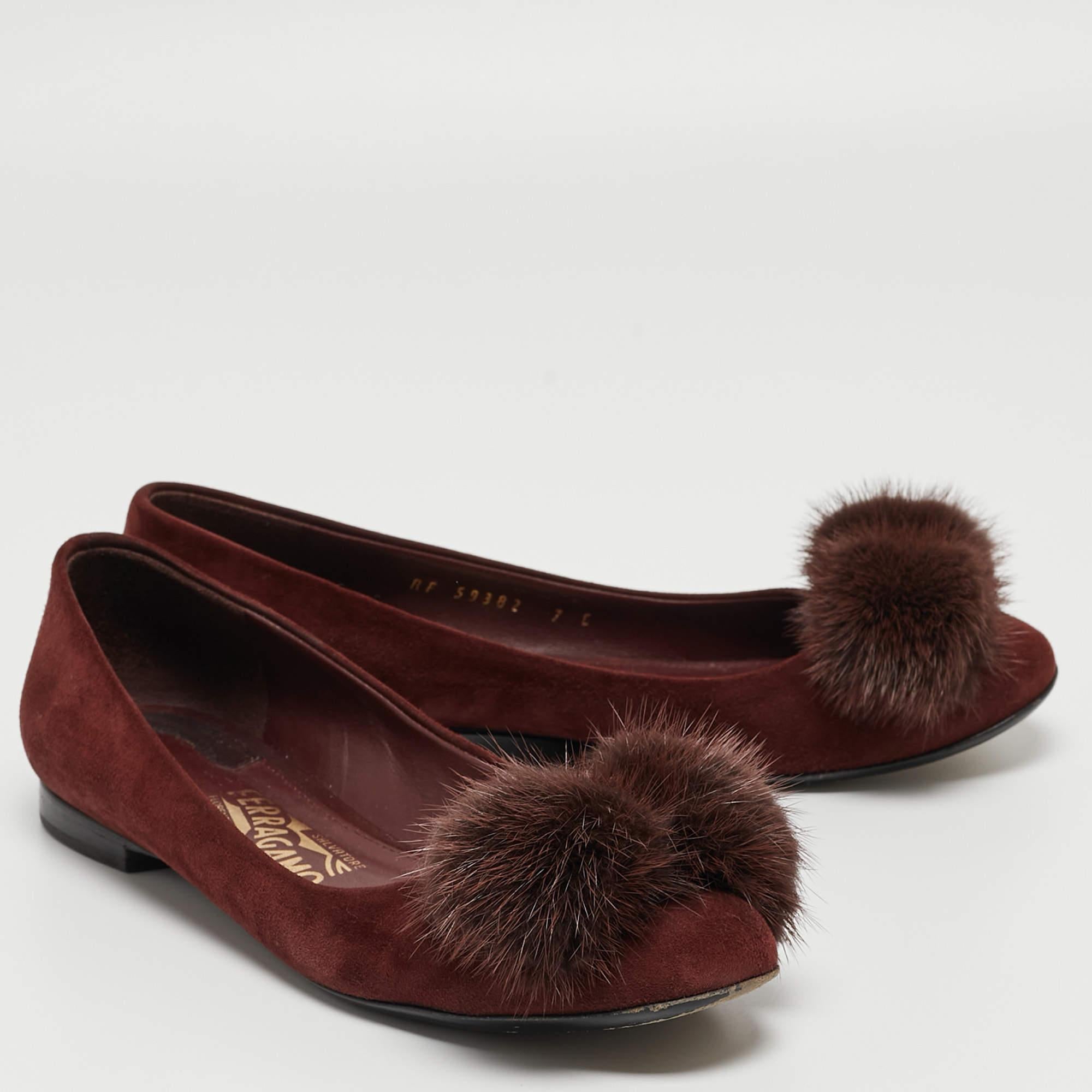 Salvatore Ferragamo Burgundy Suede Varina Mink Bow Ballet Flats Size 37.5 In Good Condition For Sale In Dubai, Al Qouz 2